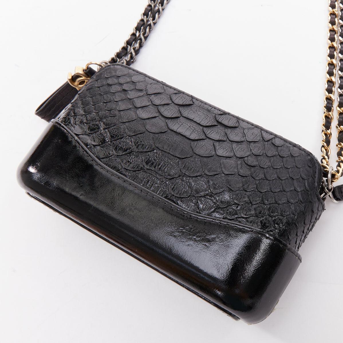 Chanel Mini Gabrielle in pelle squamata con finiture in vernice doppia CC WOC in vendita 3
