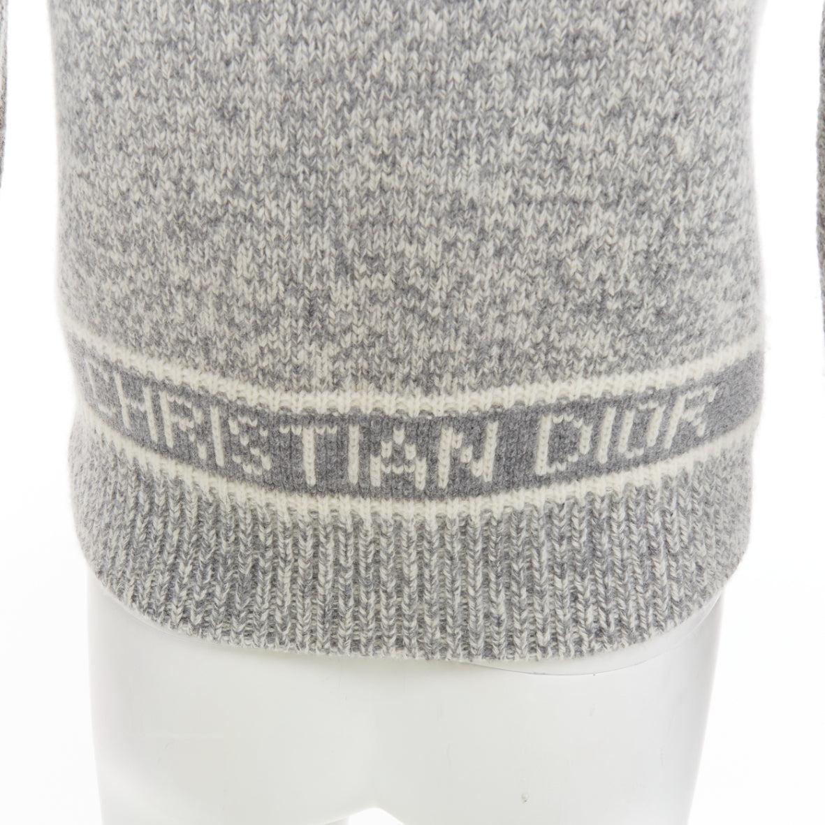 CHRISTIAN DIOR Pull 100% cachemire en laine gris clair rayé avec logo FR34 XS
Référence : YIKK/A00248
Marque : Dior
Créatrice : Maria Grazia Chiuri
MATERIAL : Laine, cachemire
Couleur : Gris, Whiting
Motif : Rayé
Fermeture : Pull-over
Fabriqué en :