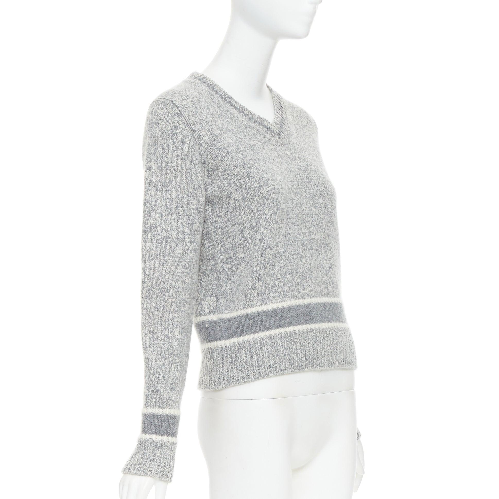 Gris CHRISTIAN DIOR Pull 100% cachemire en laine gris clair rayé avec logo FR34 XS en vente