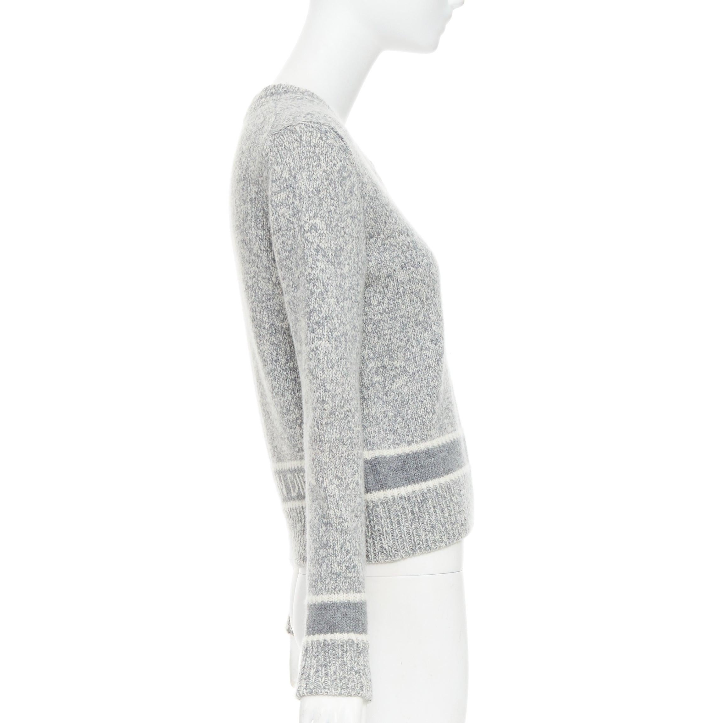 CHRISTIAN DIOR Pull 100% cachemire en laine gris clair rayé avec logo FR34 XS Excellent état - En vente à Hong Kong, NT