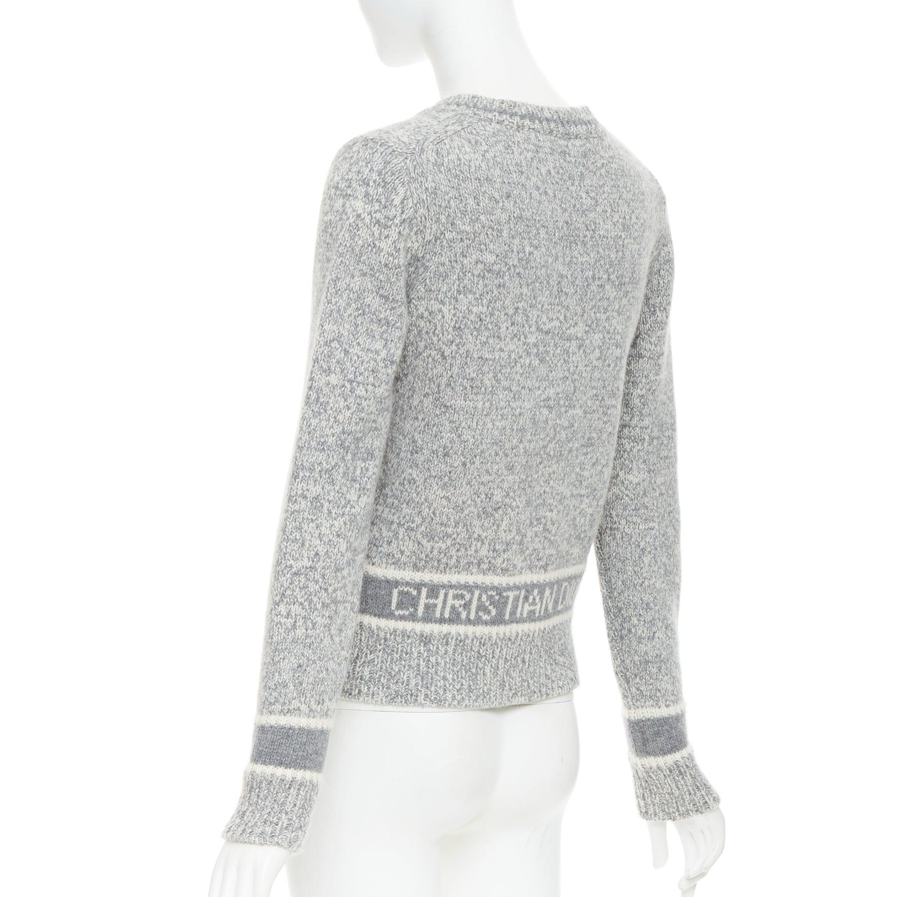 CHRISTIAN DIOR Pull 100% cachemire en laine gris clair rayé avec logo FR34 XS en vente 1