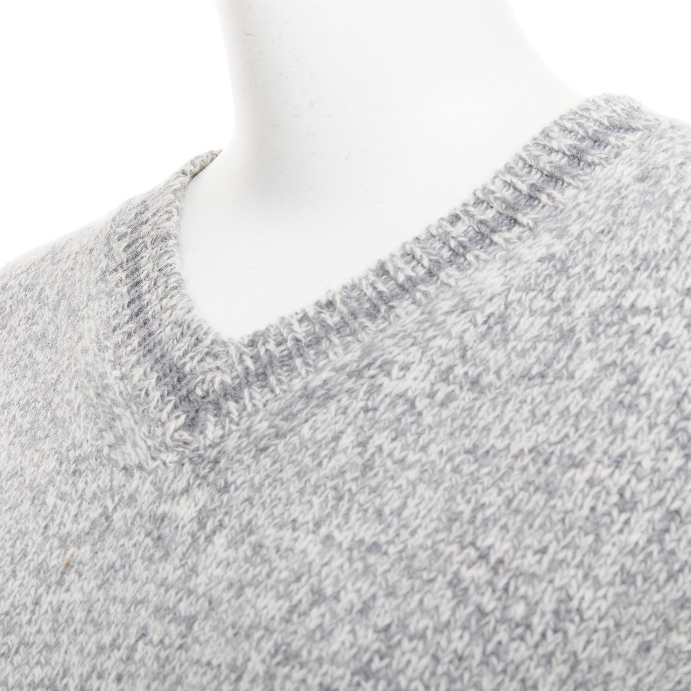 CHRISTIAN DIOR Pull 100% cachemire en laine gris clair rayé avec logo FR34 XS en vente 2