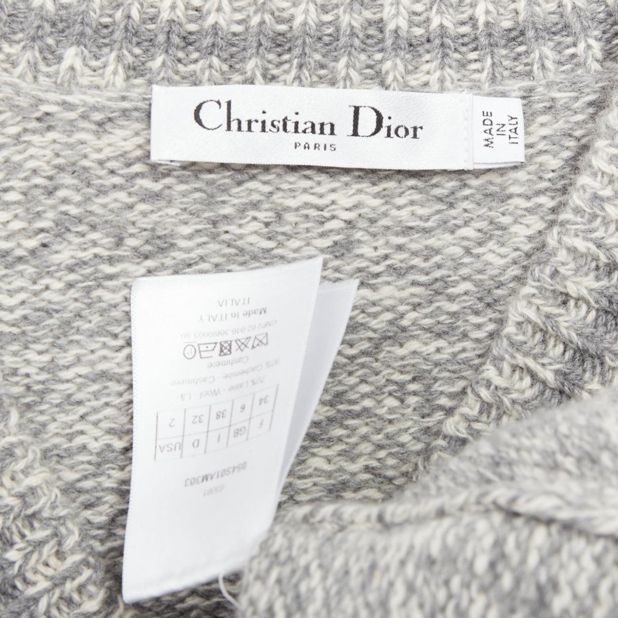 CHRISTIAN DIOR Pull 100% cachemire en laine gris clair rayé avec logo FR34 XS en vente 3