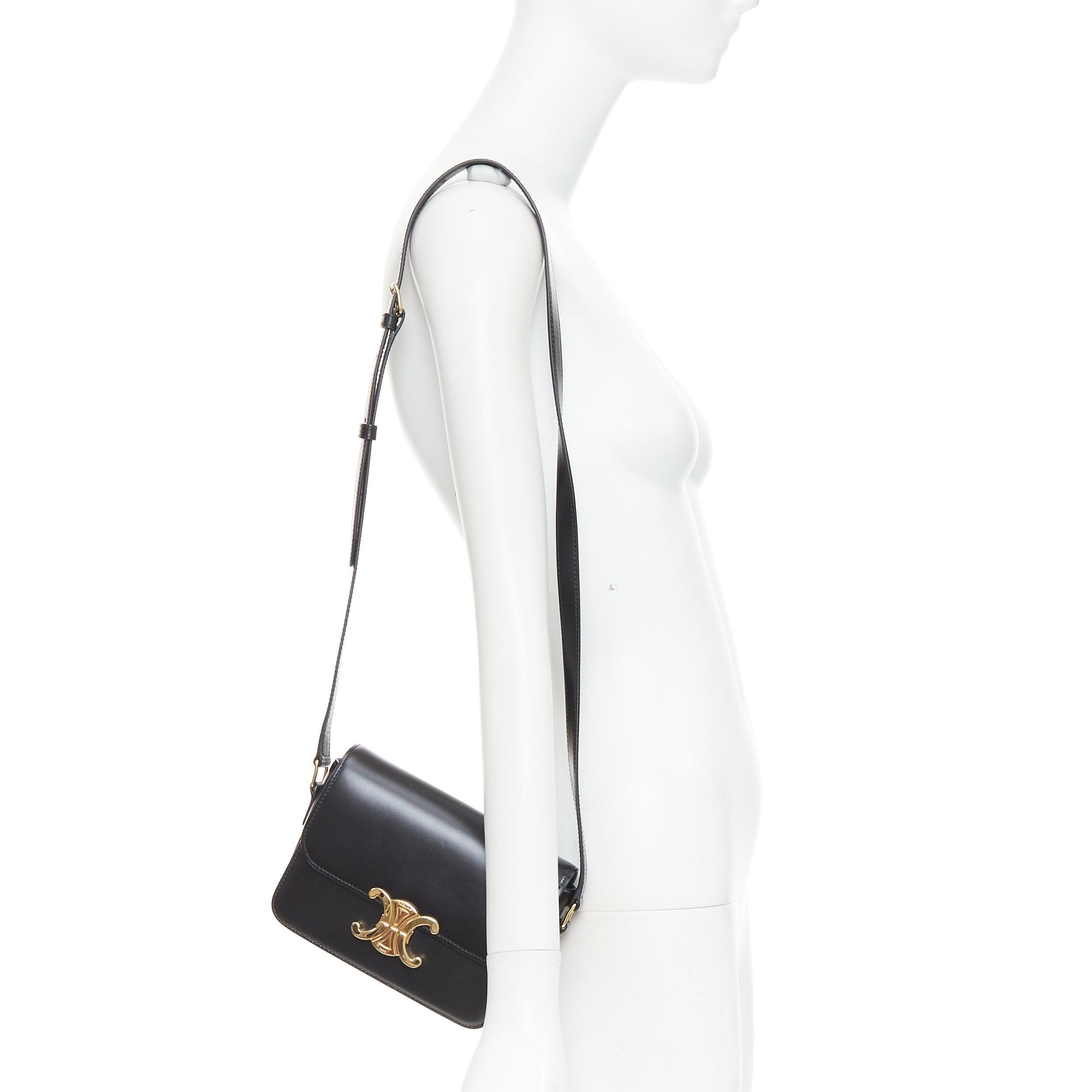 Celine Teen Triomphe, sac à bandoulière en cuir de veau noir brillant, logo anagramme doré
Référence : YIKK/A00263
Marque : Celine
Designer : Hedi Slimane
Modèle : Teen Triomphe
MATERIAL : Cuir
Couleur : noir, or
Motif : Solide
Fermeture :