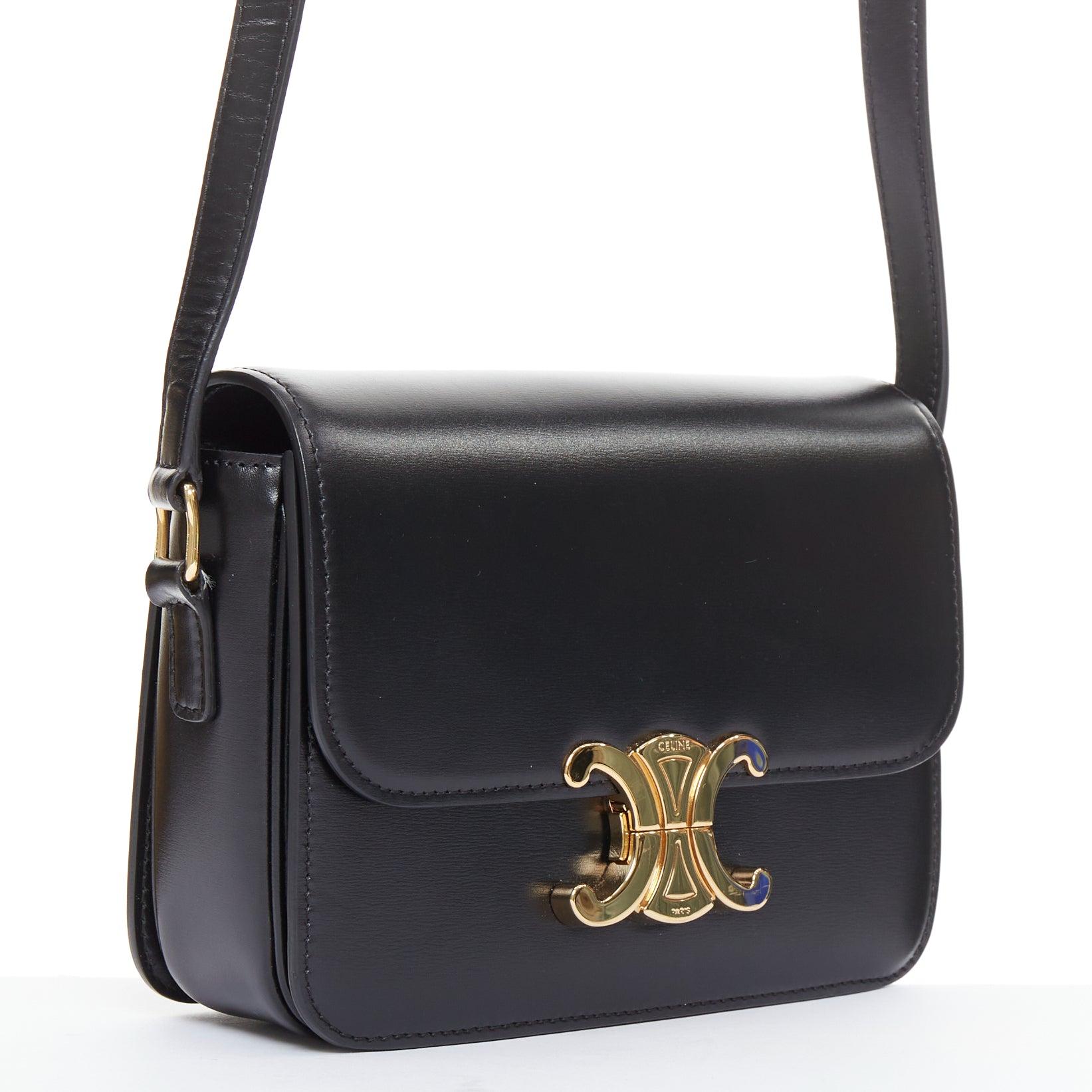 Noir Celine Teen Triomphe, sac à bandoulière en cuir de veau noir brillant, logo anagramme doré en vente