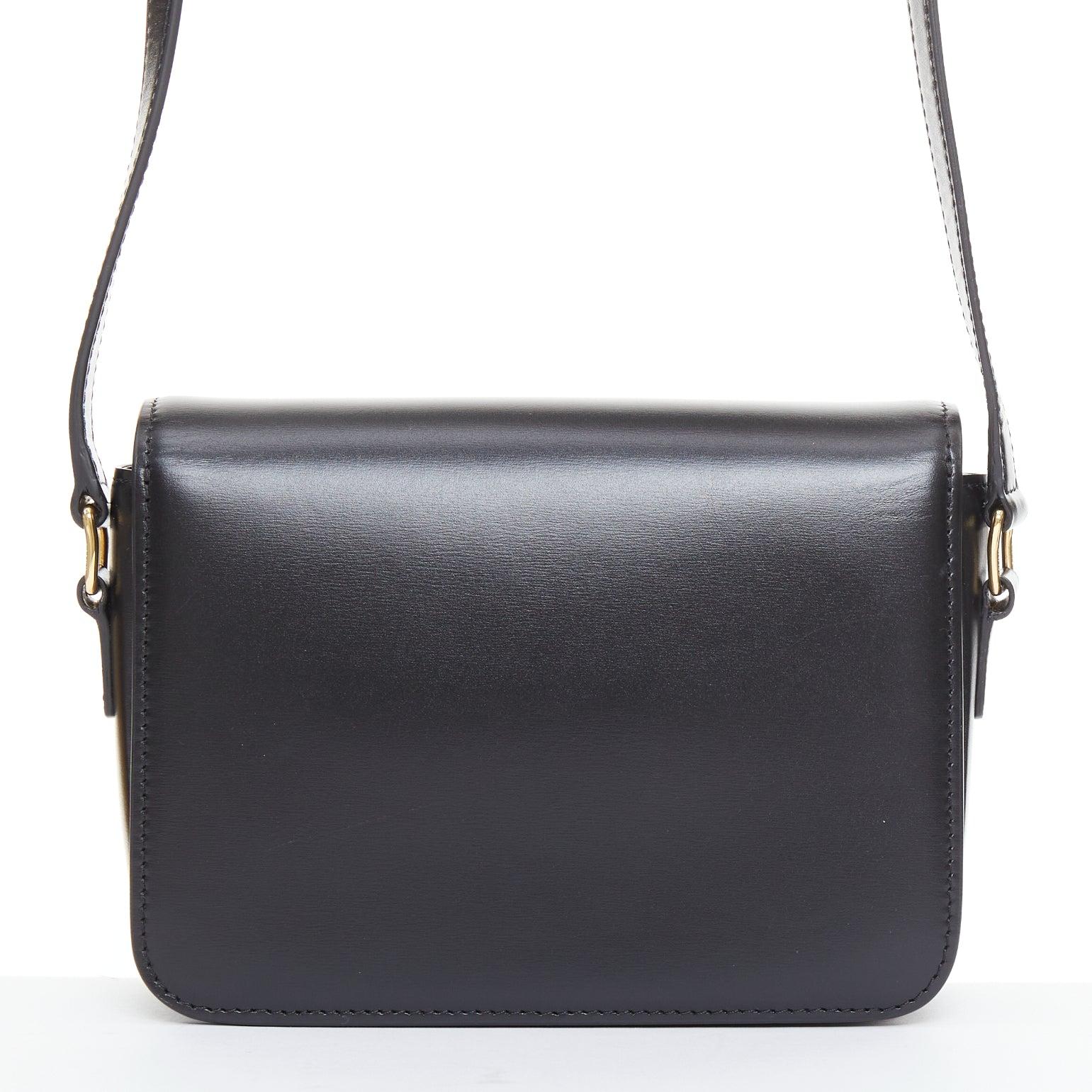 Celine Teen Triomphe, sac à bandoulière en cuir de veau noir brillant, logo anagramme doré Pour femmes en vente