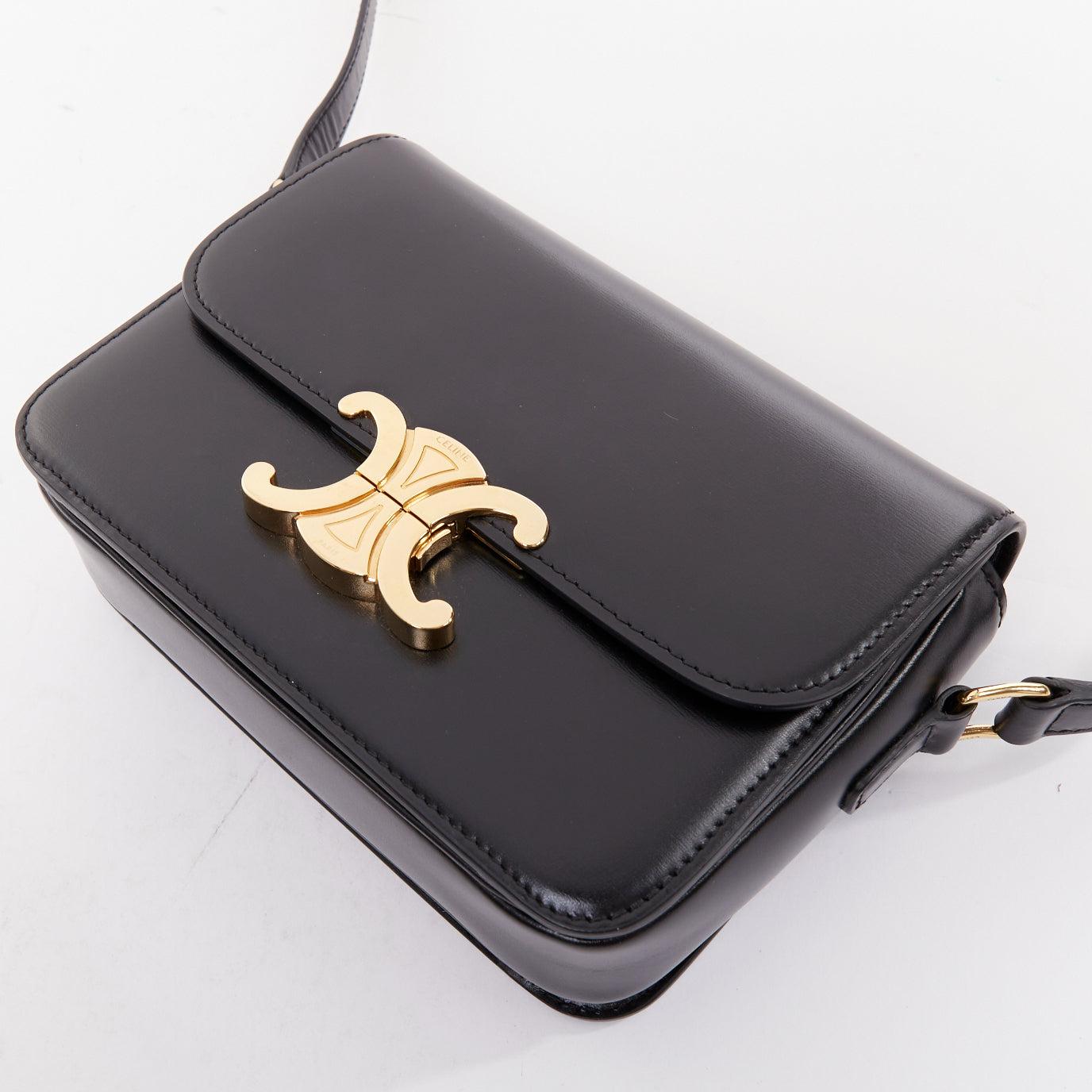 Celine Teen Triomphe, sac à bandoulière en cuir de veau noir brillant, logo anagramme doré en vente 2