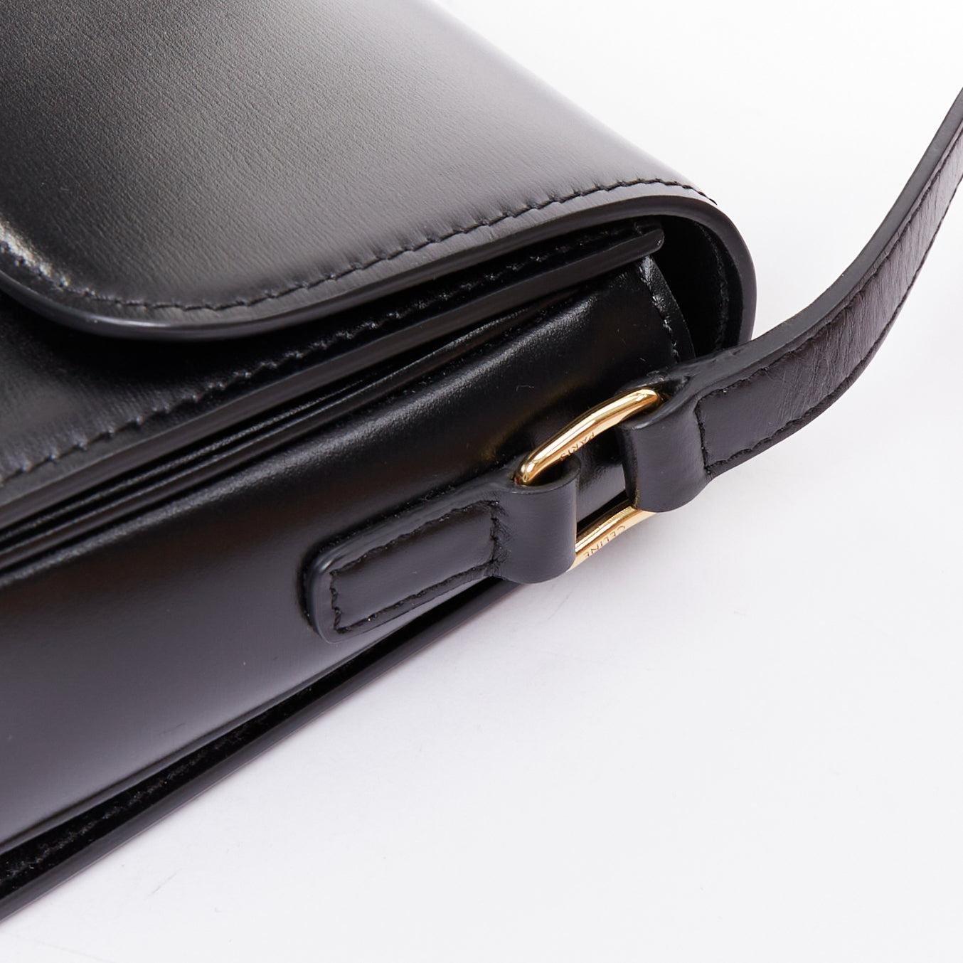 Celine Teen Triomphe, sac à bandoulière en cuir de veau noir brillant, logo anagramme doré en vente 3