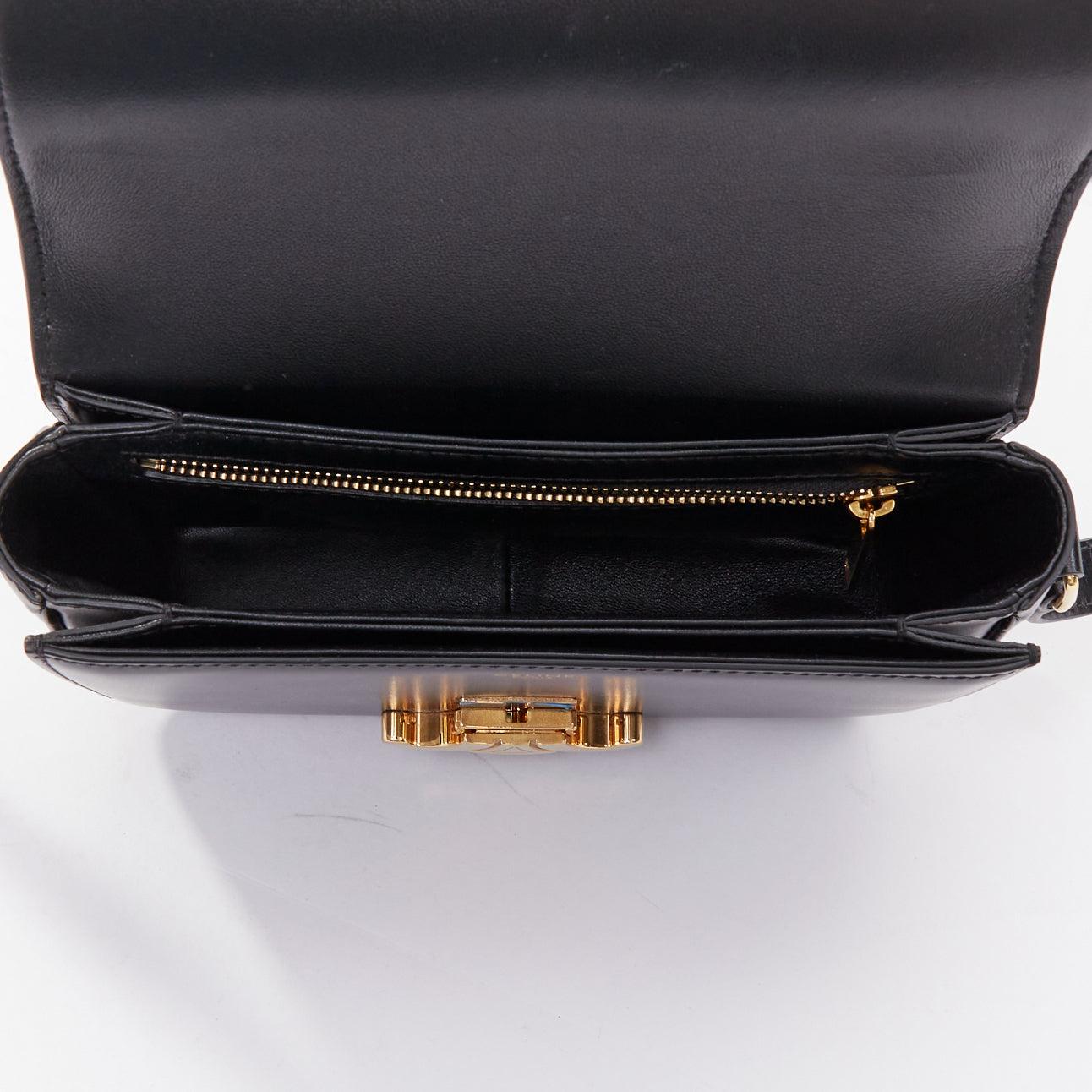 Celine Teen Triomphe, sac à bandoulière en cuir de veau noir brillant, logo anagramme doré en vente 4