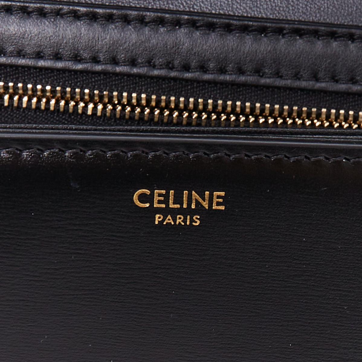 Celine Teen Triomphe, sac à bandoulière en cuir de veau noir brillant, logo anagramme doré en vente 5