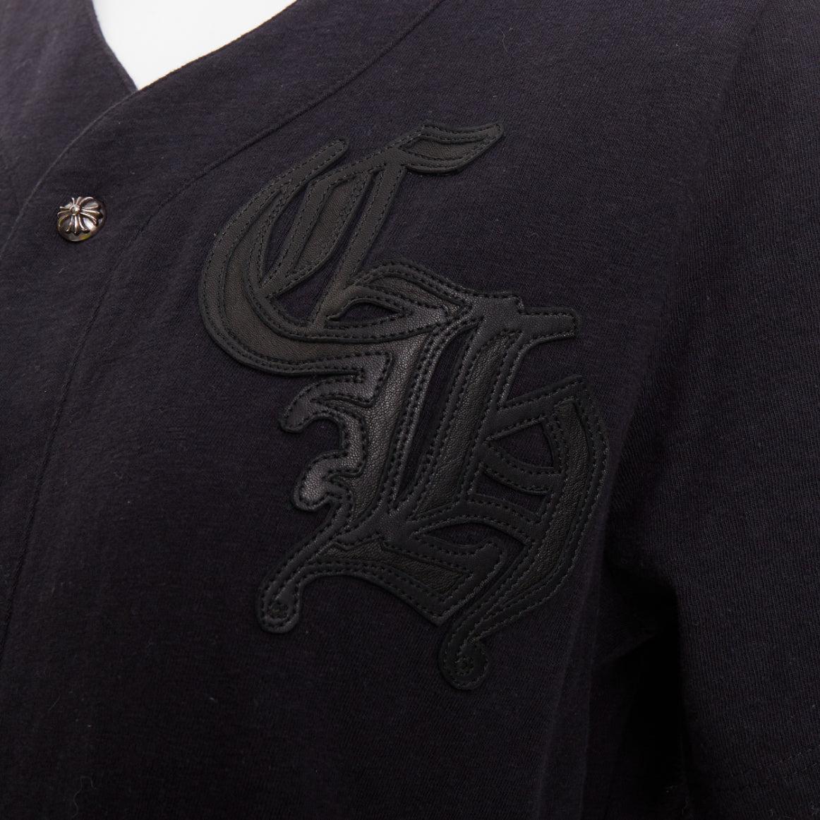CHROME HEARTS camicia da baseball in cotone nero con patch in pelle CH e bottoni con croce d'argento S
Riferimento: YIKK/A00249
Marchio: Chrome Hearts
Materiale: Cotone
Colore: nero
Modello: Tinta unita
Chiusura: bottone
Prodotto in: Stati