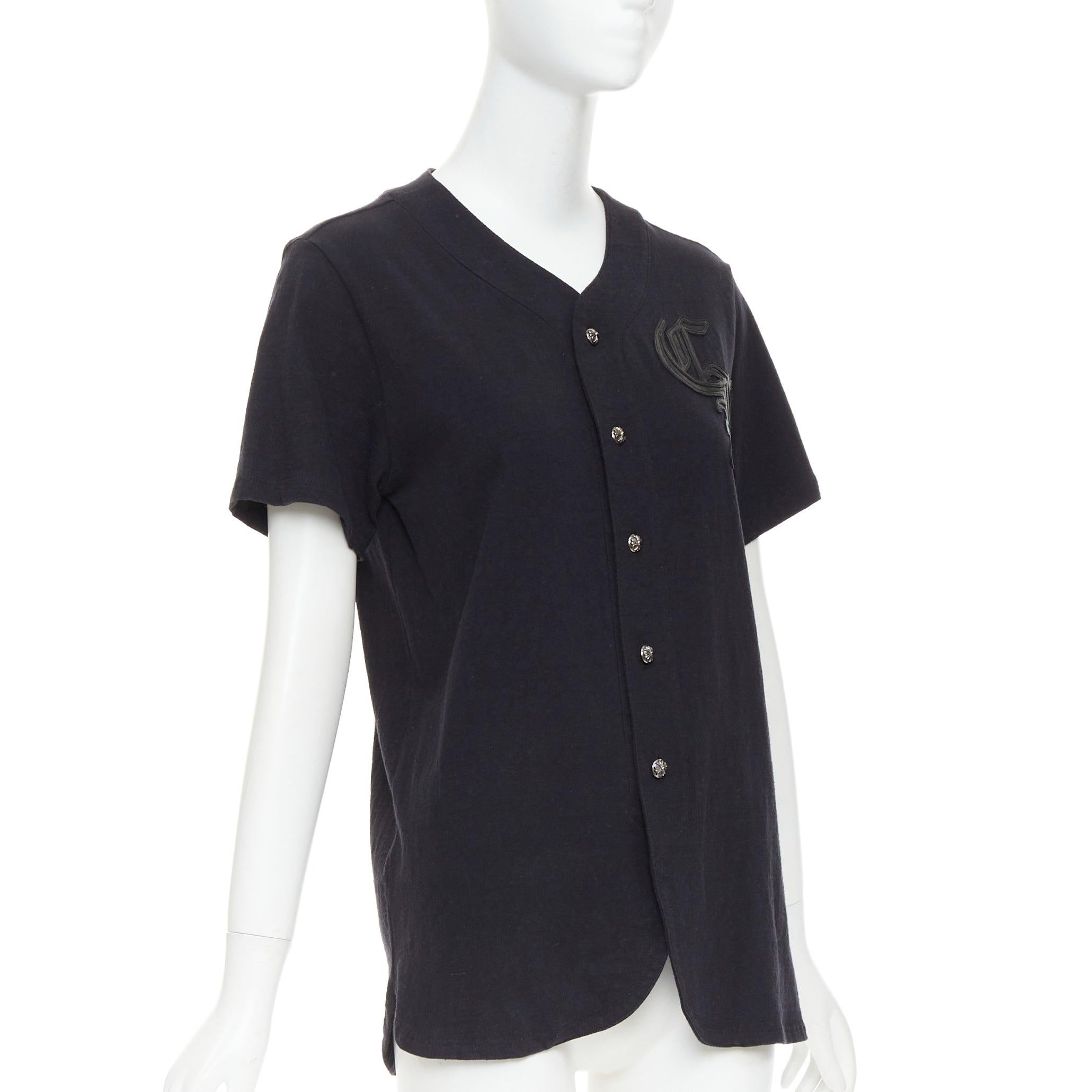 Nero CHROME HEARTS camicia da baseball in cotone nero con patch in pelle CH e bottoni con croce d'argento S in vendita