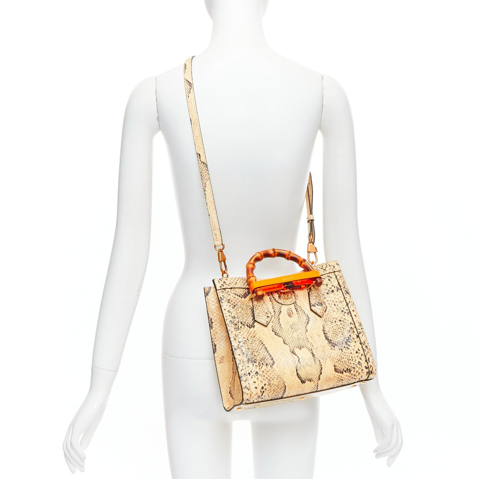 GUCCI Diana NM Petit sac à bandoulière en cuir écaillé avec anse en bambou
Référence : TGAS/E00055
Marque : Gucci
Designer : Alessandro Michele
Modèle : Diana NM Small
MATERIAL : Cuir
Couleur : Beige, Orange
Motif : Solide
Fermeture :