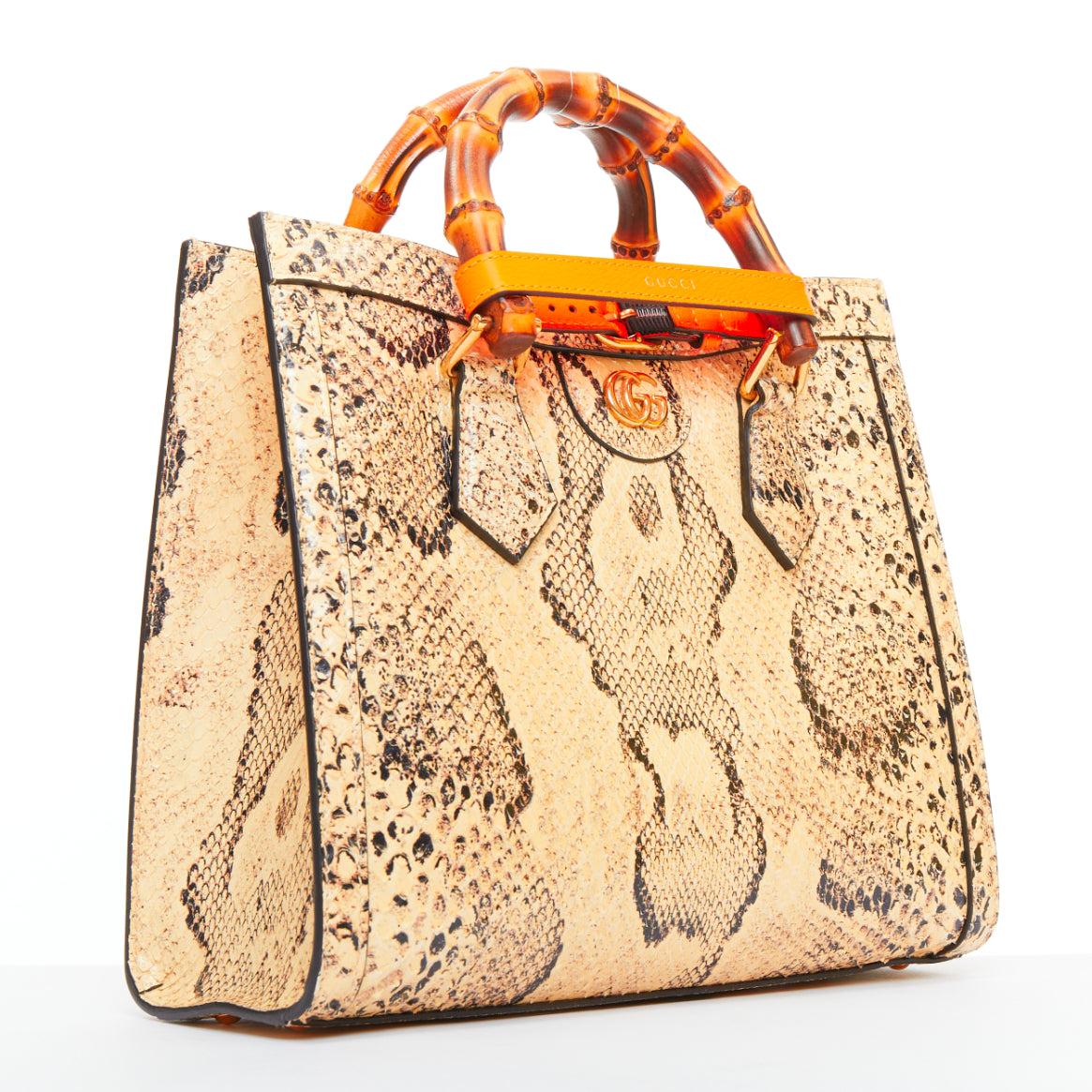 Beige GUCCI Diana NM Petit sac à bandoulière en cuir écaillé avec anse en bambou en vente