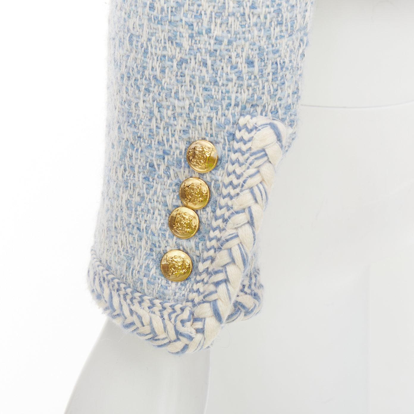 CELINE 2023 Chaqueta con ribete de tweed de algodón boucle azul bebé blanco FR36 S
Referencia: YIKK/A00251
Marca: Celine
Diseñador: Hedi Slimane
Colección: 2023
Material: Tweed
Color: Azul, Blanco
Patrón: Tweed
Forro: Tejido blanco
Detalles
