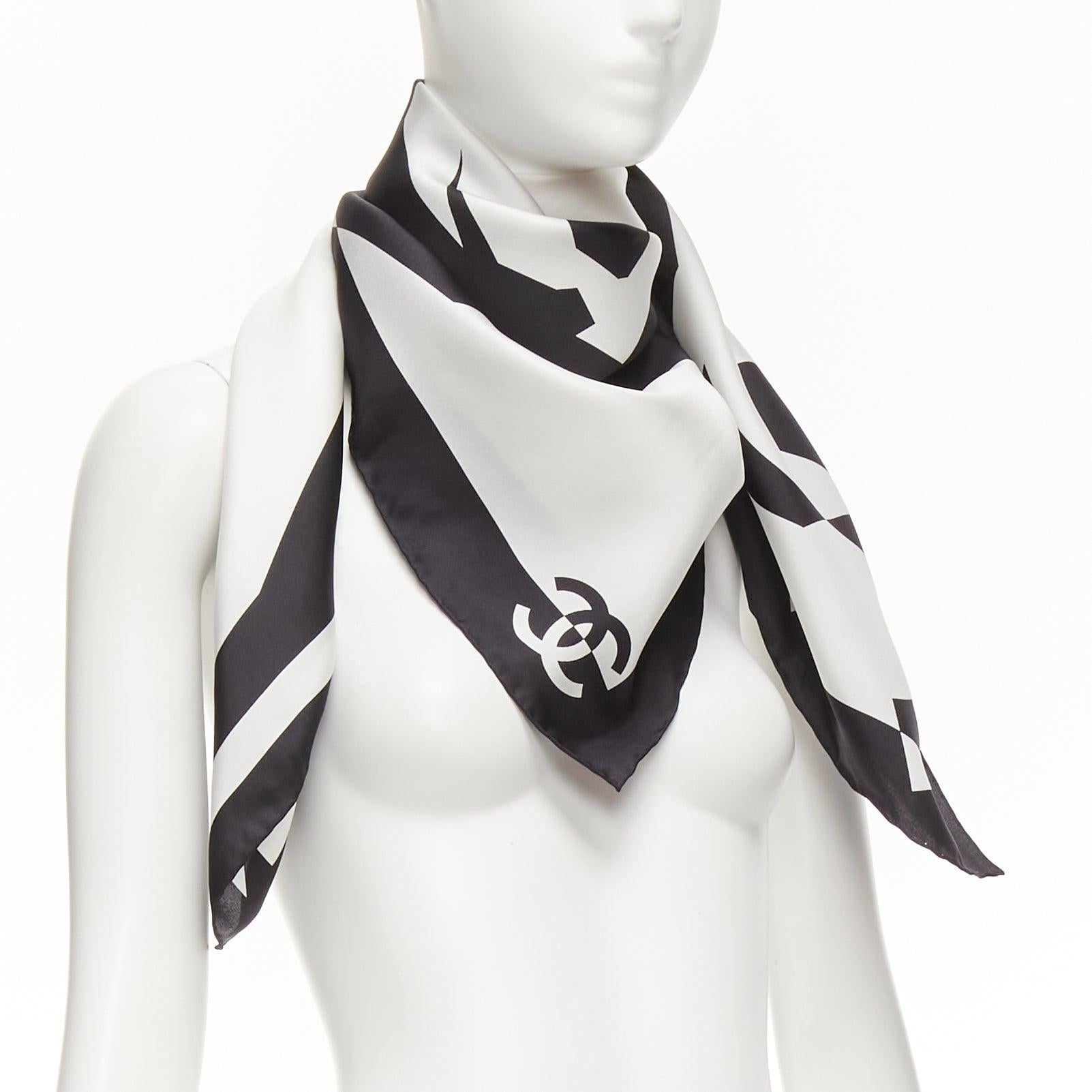 CHANEL 100% seda negro blanco negrita logo CC gráfico abstracto gran pañuelo cuadrado
Referencia: AAWC/A00939
Marca: Chanel
Material: Seda
Color: Negro, Blanco
Patrón: Abstracto
Detalles adicionales: Gran estampado abstracto con logotipos