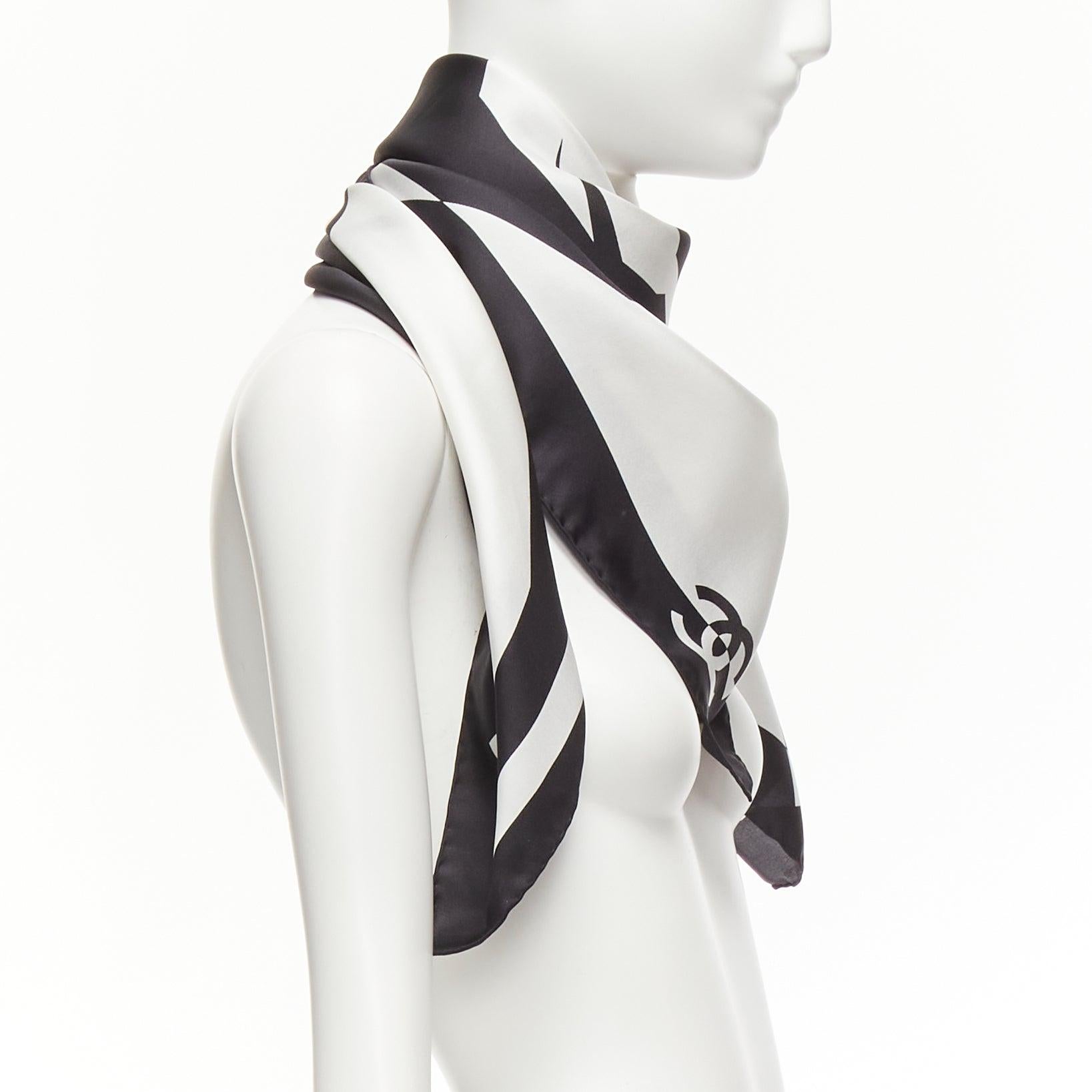 CHANEL 100% seda negro blanco negrita logo CC gráfico abstracto gran pañuelo cuadrado Gris en venta
