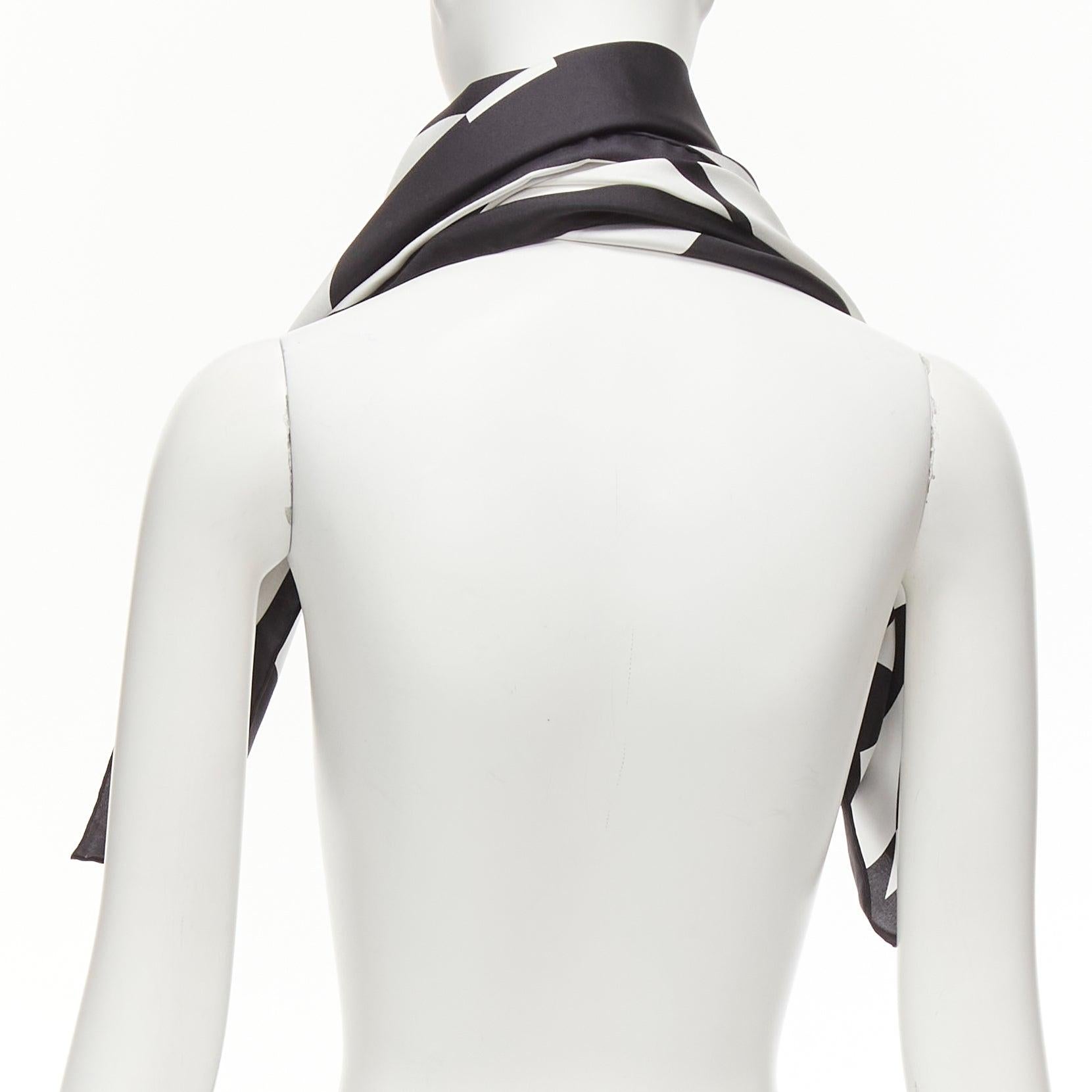 CHANEL 100% seda negro blanco negrita logo CC gráfico abstracto gran pañuelo cuadrado en Nuevo estado para la venta en Hong Kong, NT
