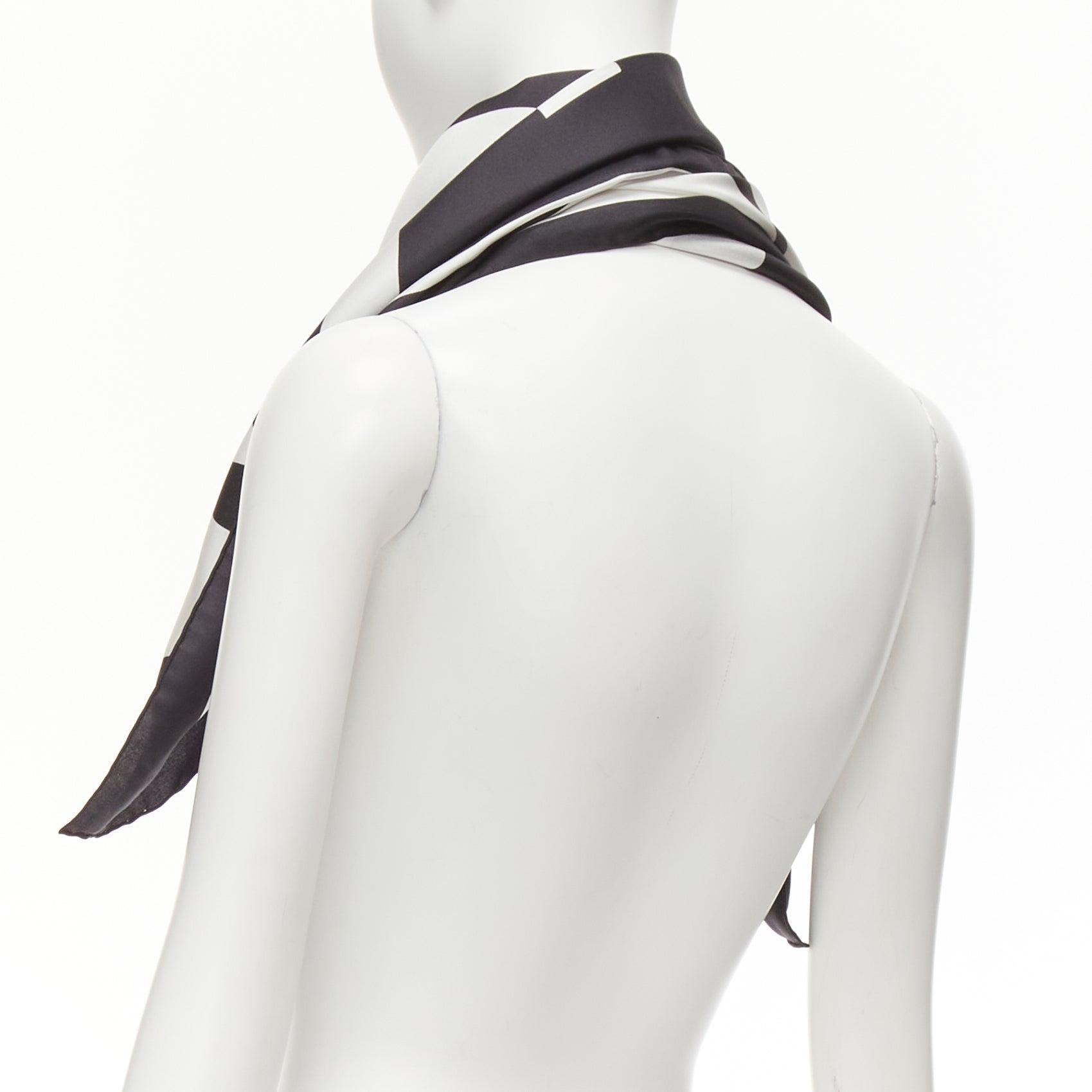 De las mujeres CHANEL 100% seda negro blanco negrita logo CC gráfico abstracto gran pañuelo cuadrado en venta