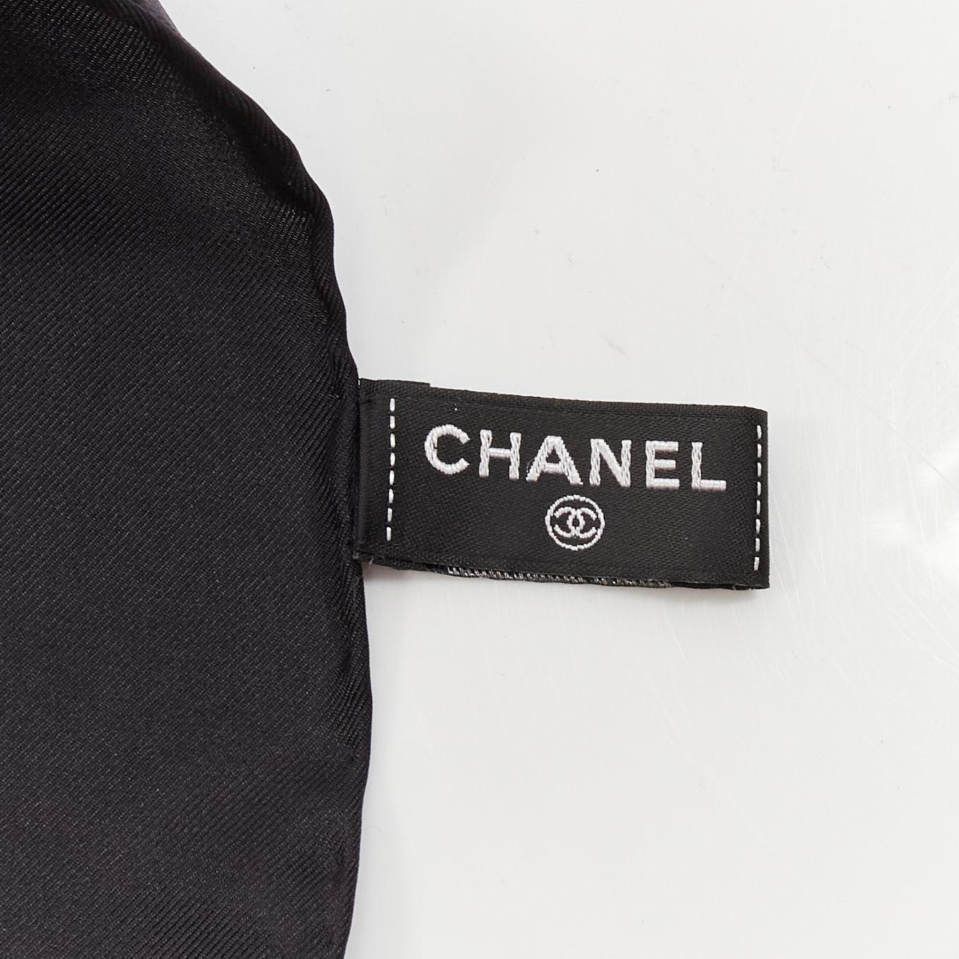 CHANEL 100% seda negro blanco negrita logo CC gráfico abstracto gran pañuelo cuadrado en venta 2