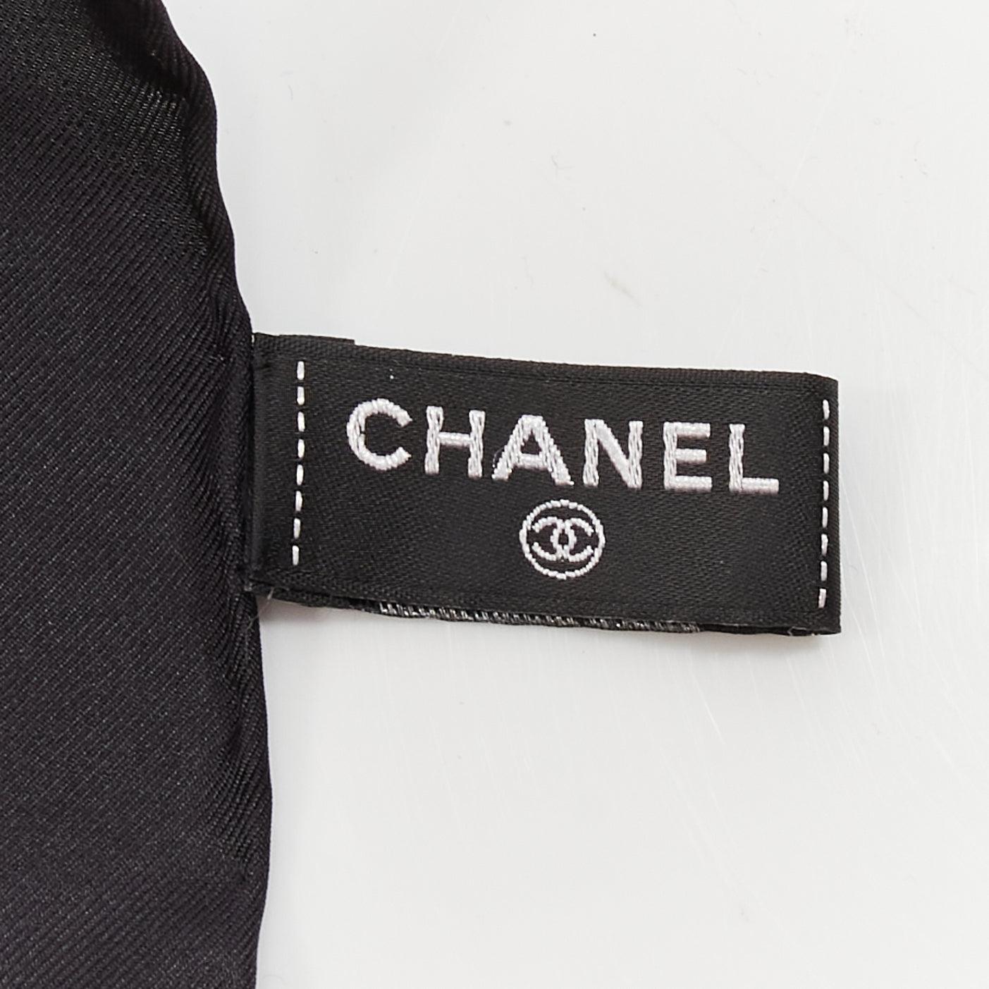 CHANEL 100% seda negro blanco negrita logo CC gráfico abstracto gran pañuelo cuadrado en venta 3