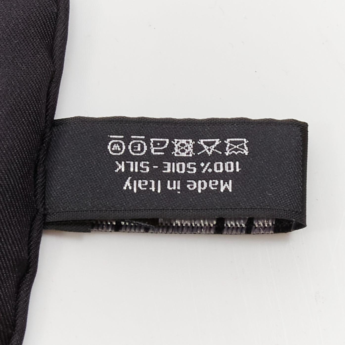 CHANEL 100% seda negro blanco negrita logo CC gráfico abstracto gran pañuelo cuadrado en venta 4