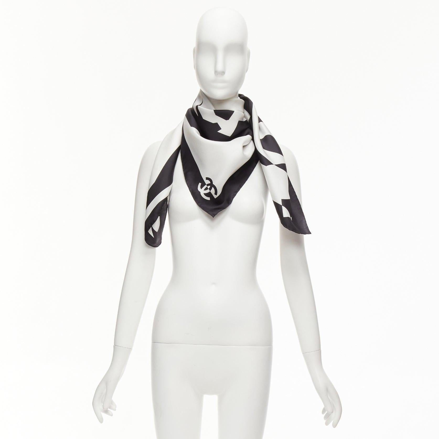 CHANEL 100% seda negro blanco negrita logo CC gráfico abstracto gran pañuelo cuadrado en venta 5