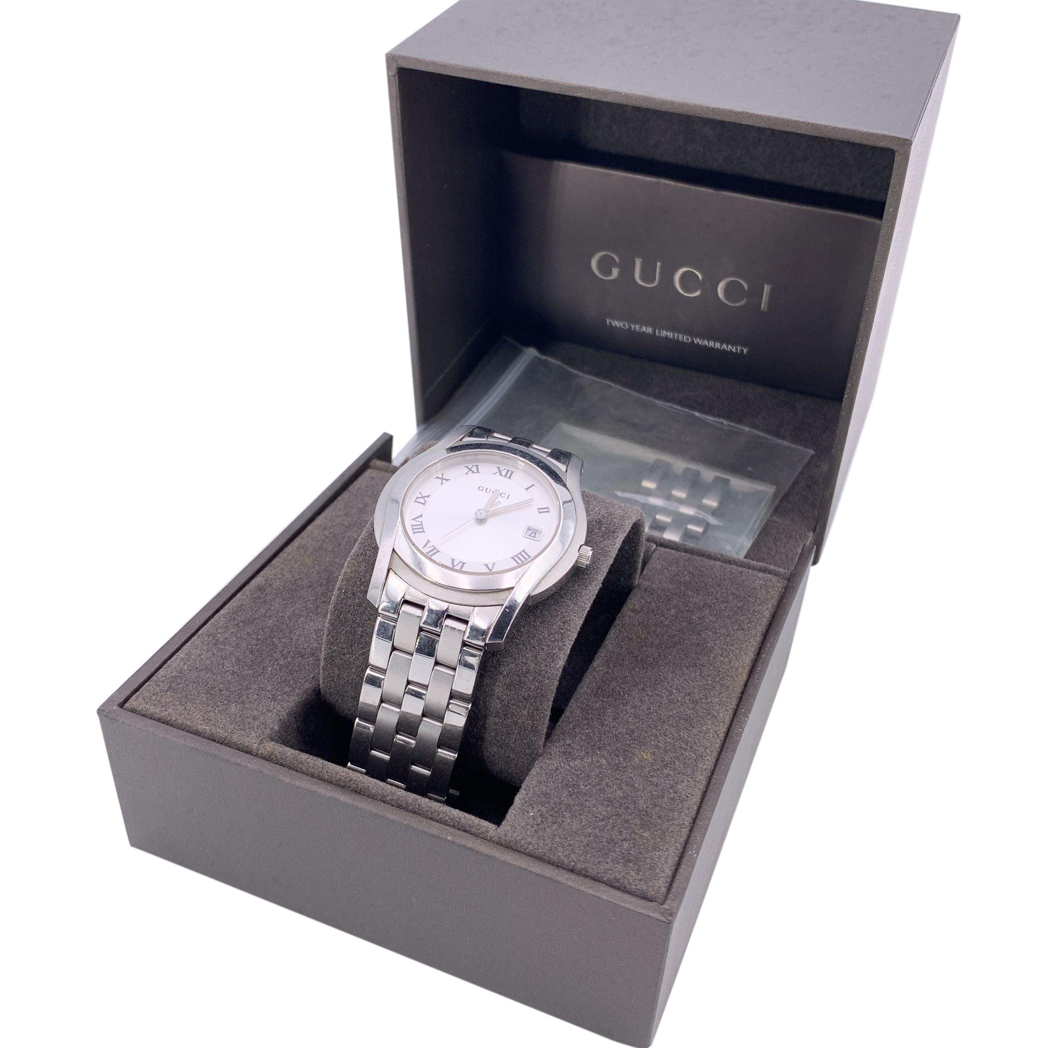 Reloj de cuarzo de acero inoxidable en tono plateado Gucci 5500M - Esfera blanca, números romanos Eleva tu colección de relojes con este clásico reloj de pulsera Gucci 5500M, que combina un diseño atemporal con la precisión suiza. Fabricado en acero