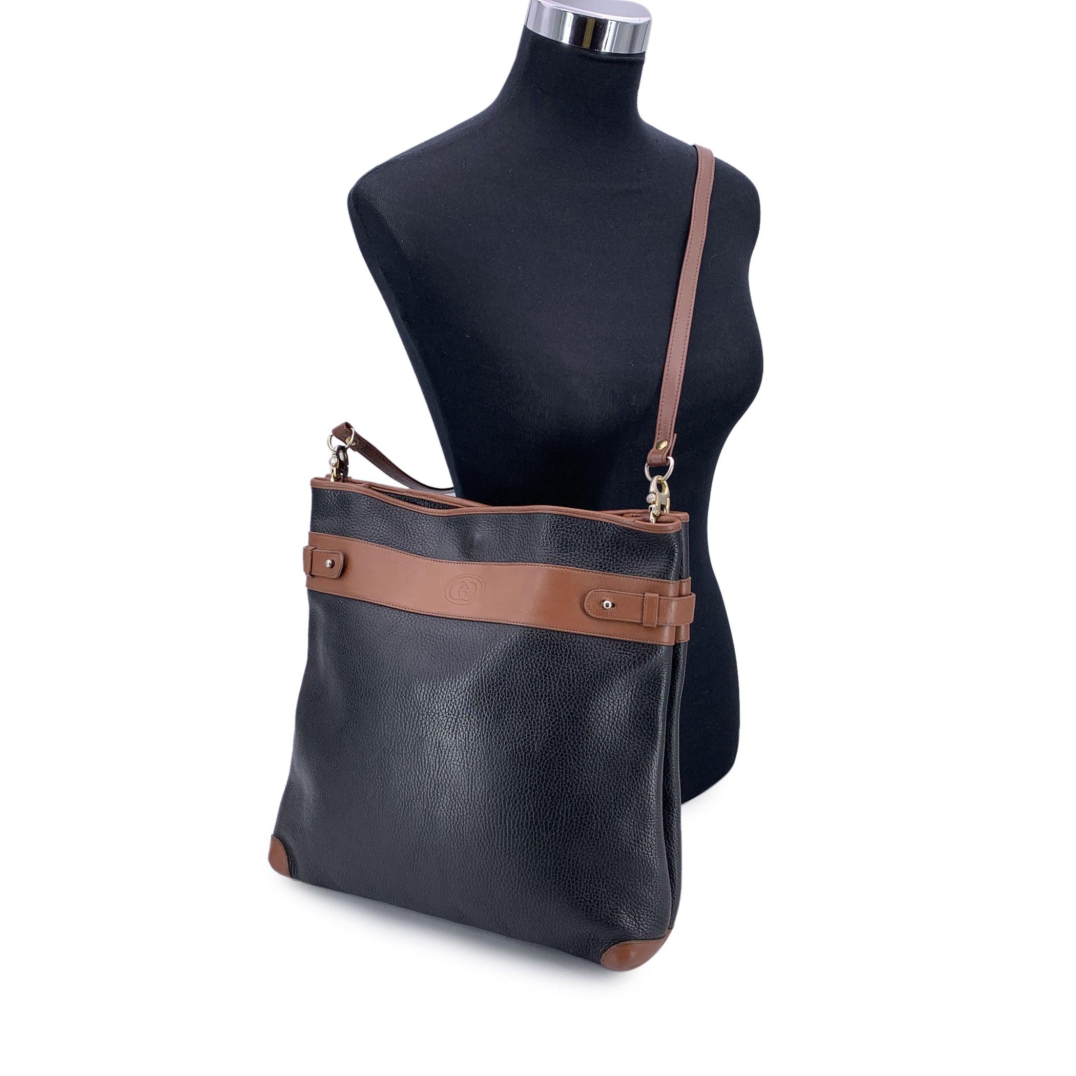 Élevé et sophistiqué sans effort, ce fourre-tout en cuir noir et marron de Gucci allie le savoir-faire italien classique à un design intemporel. Confectionné en cuir noir et garni de cuir marron, ce sac présente une silhouette spacieuse idéale pour