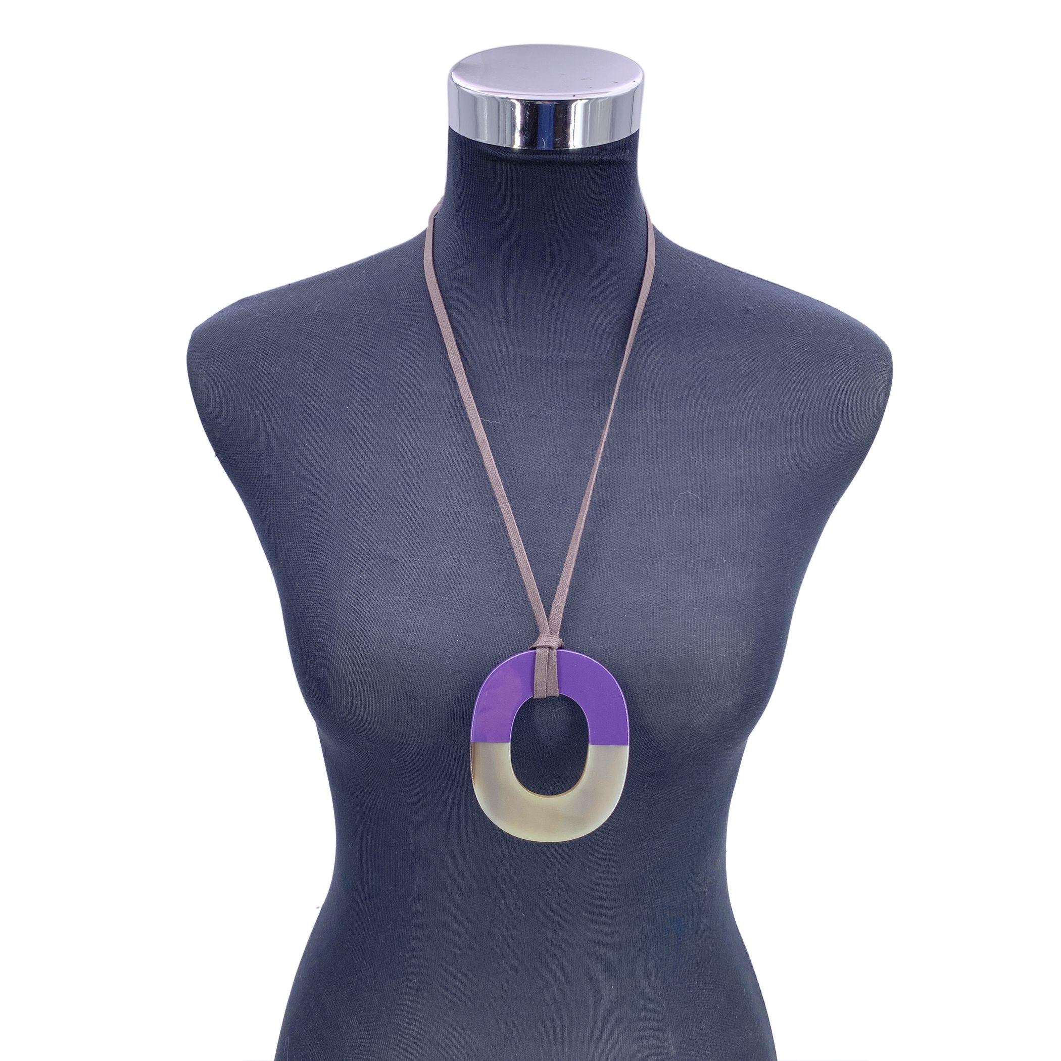 Collier pendentif en corne de buffle laquée Hermès 'Isthme' Cet élégant collier pendentif Hermès 'Isthme' est un mélange saisissant de matériaux naturels et de design moderne. Fabriqué en corne de buffle laquée, le pendentif présente une silhouette