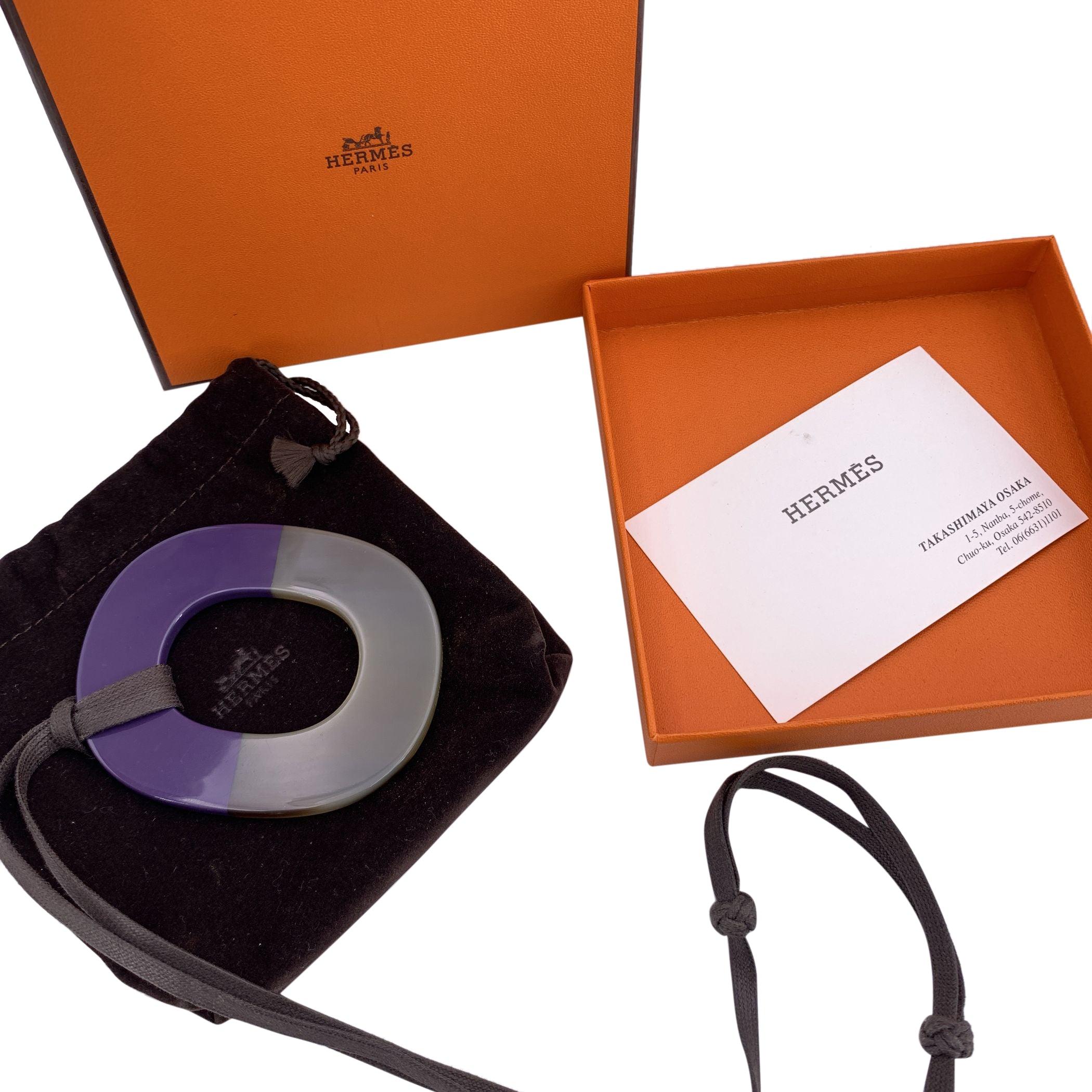 Noir Hermes Paris Isthme Collier pendentif ovale en corne de buffle laquée violet en vente