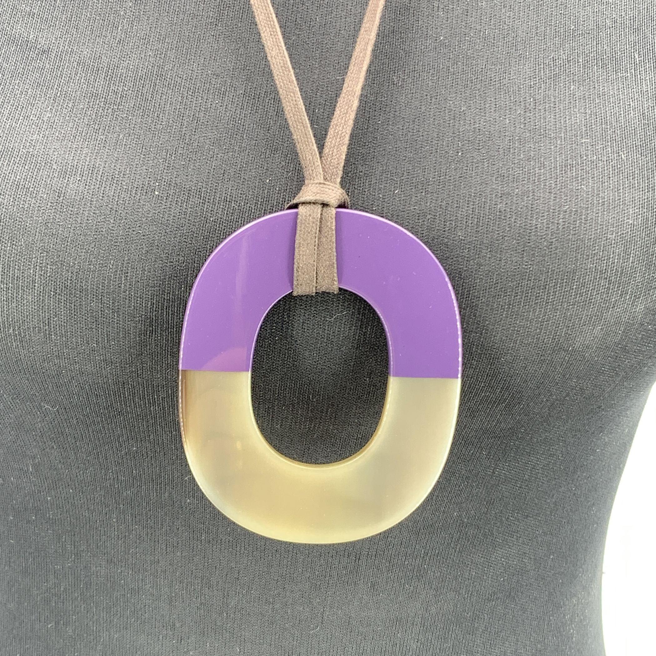 Hermes Paris Isthme Collier pendentif ovale en corne de buffle laquée violet Excellent état - En vente à Rome, Rome