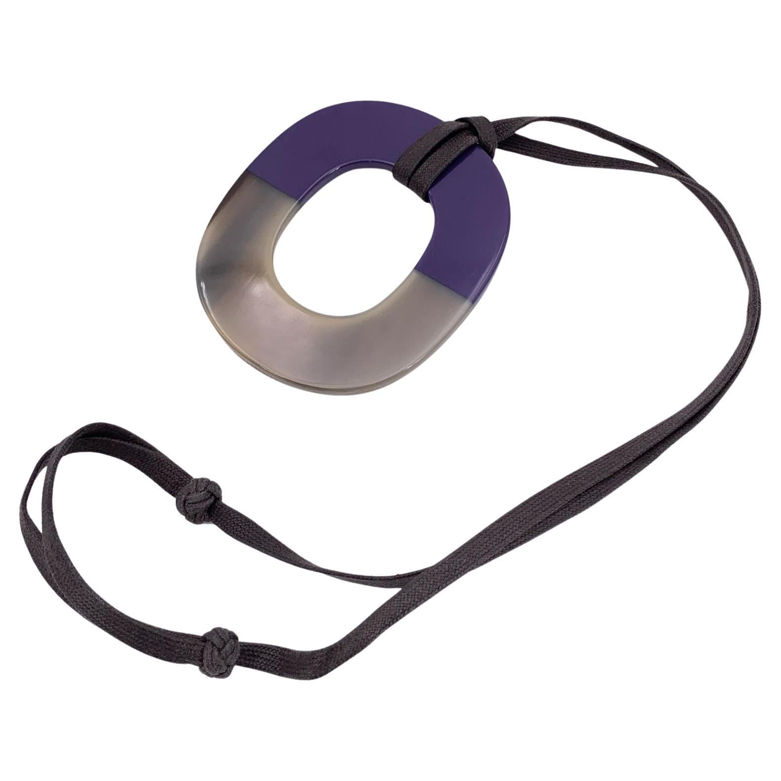 Hermes Paris Isthme Collier pendentif ovale en corne de buffle laquée violet en vente