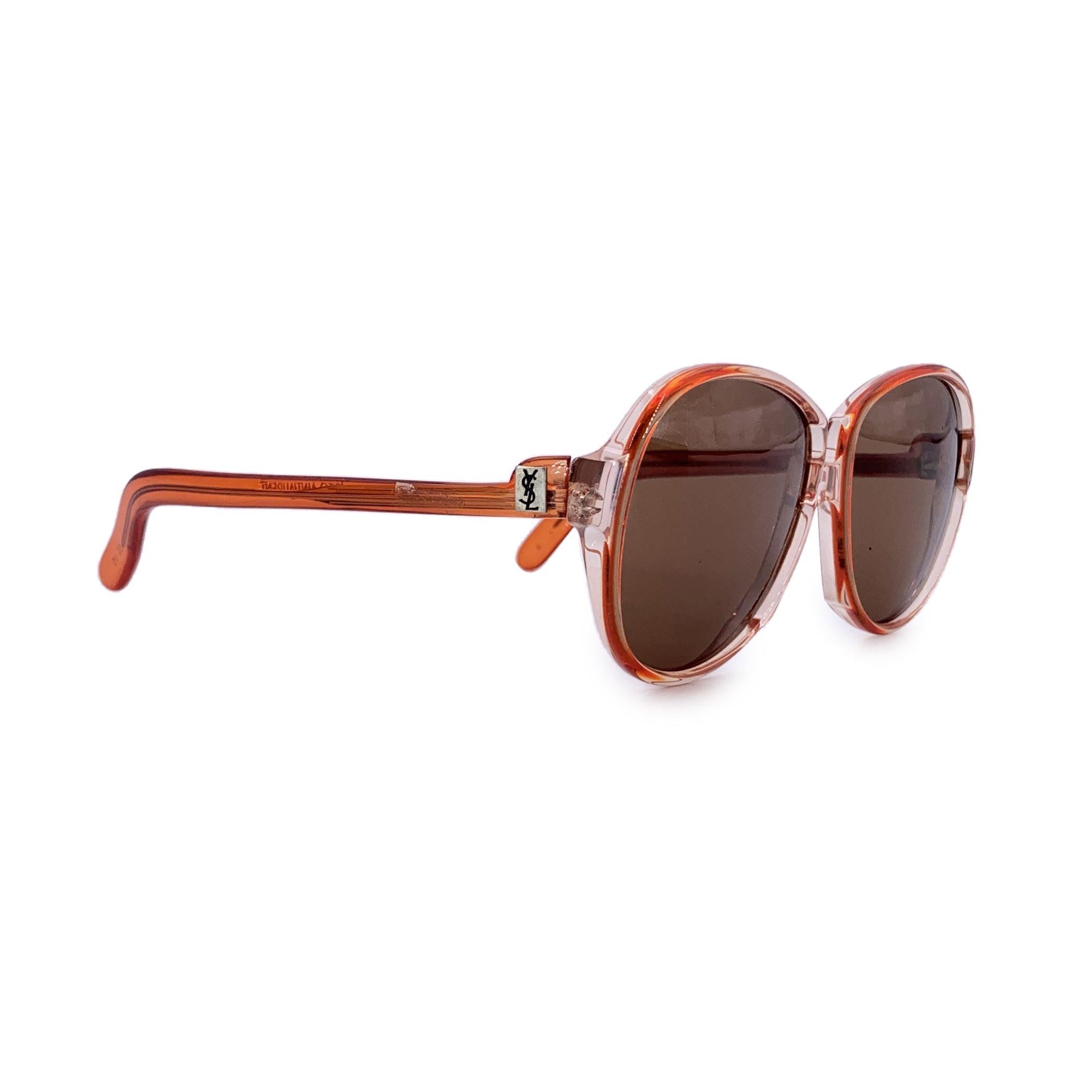 La musa atrevida: Gafas de sol vintage Yves Saint Laurent GAUDE de los años 80 Canaliza el intrépido espíritu de la alta costura de los años 80 con estas gafas de sol vintage Yves Saint Laurent GAUDE, una pieza única nacida en una época de glamour