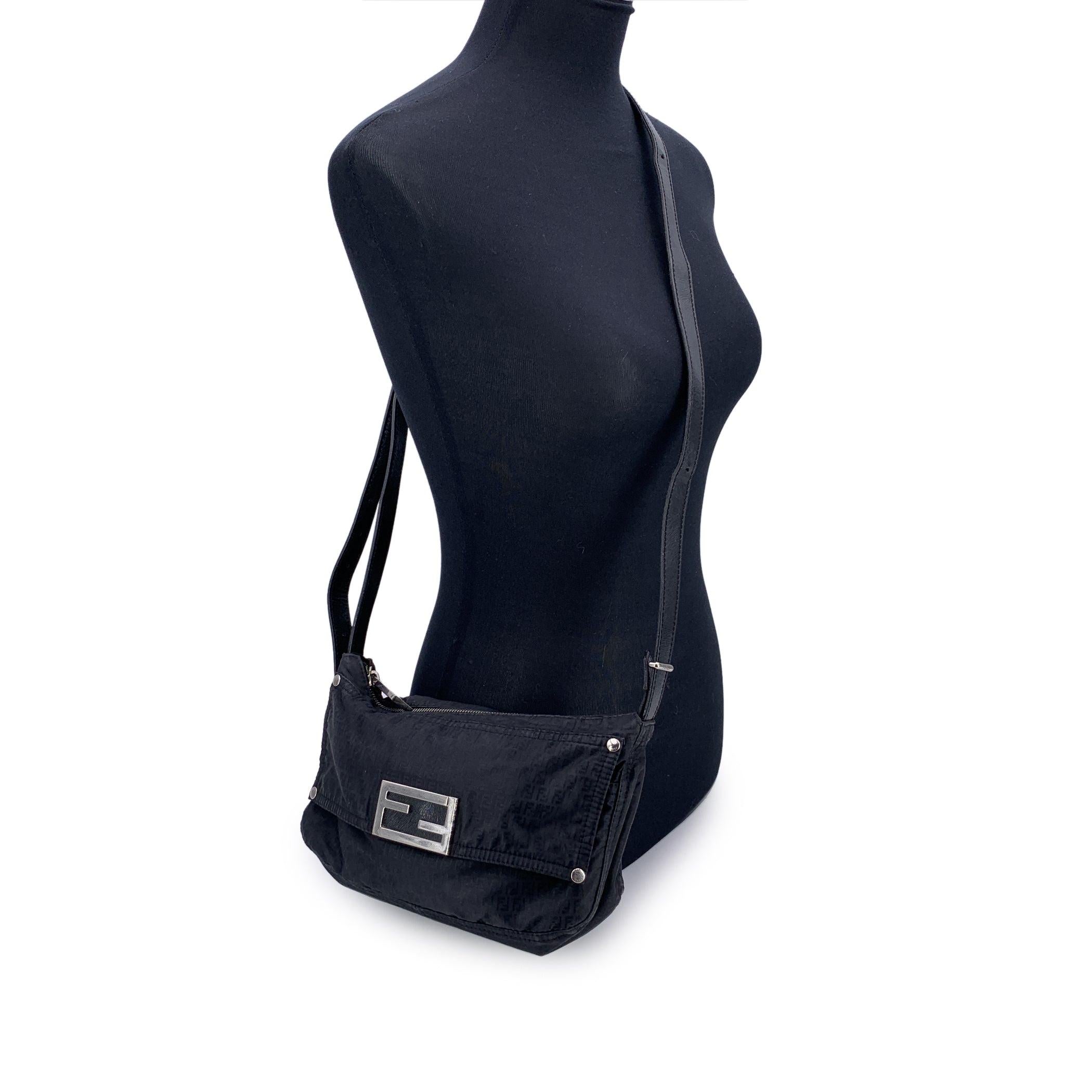 Vera e propria icona dell'epoca d'oro della logomania, questa borsa messenger di Fendi rappresenta perfettamente lo spirito del design dei primi anni 2000: pratica, audace e di stile senza sforzo. Realizzato in tela nera con il piccolo monogramma FF