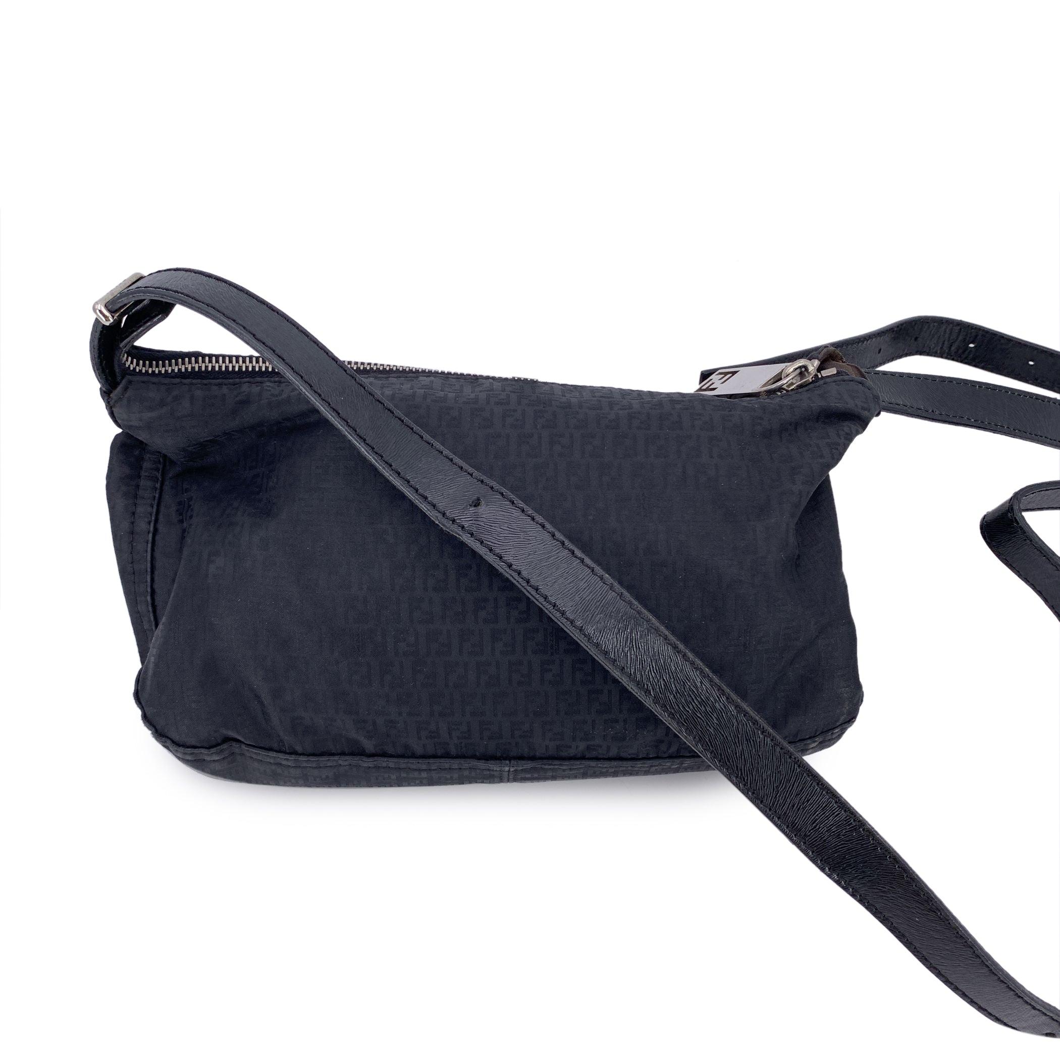 Nero Fendi - Borsa a tracolla piccola in tela Monogram nera - Messenger in vendita