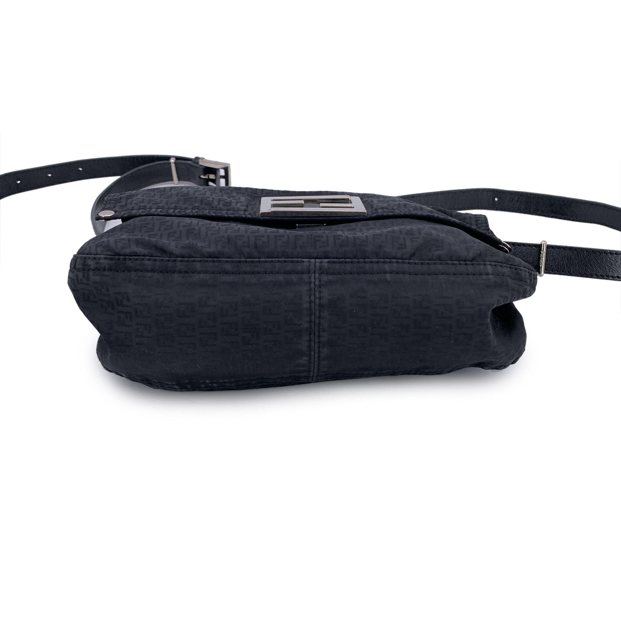Fendi - Borsa a tracolla piccola in tela Monogram nera - Messenger In condizioni buone in vendita a Rome, Rome