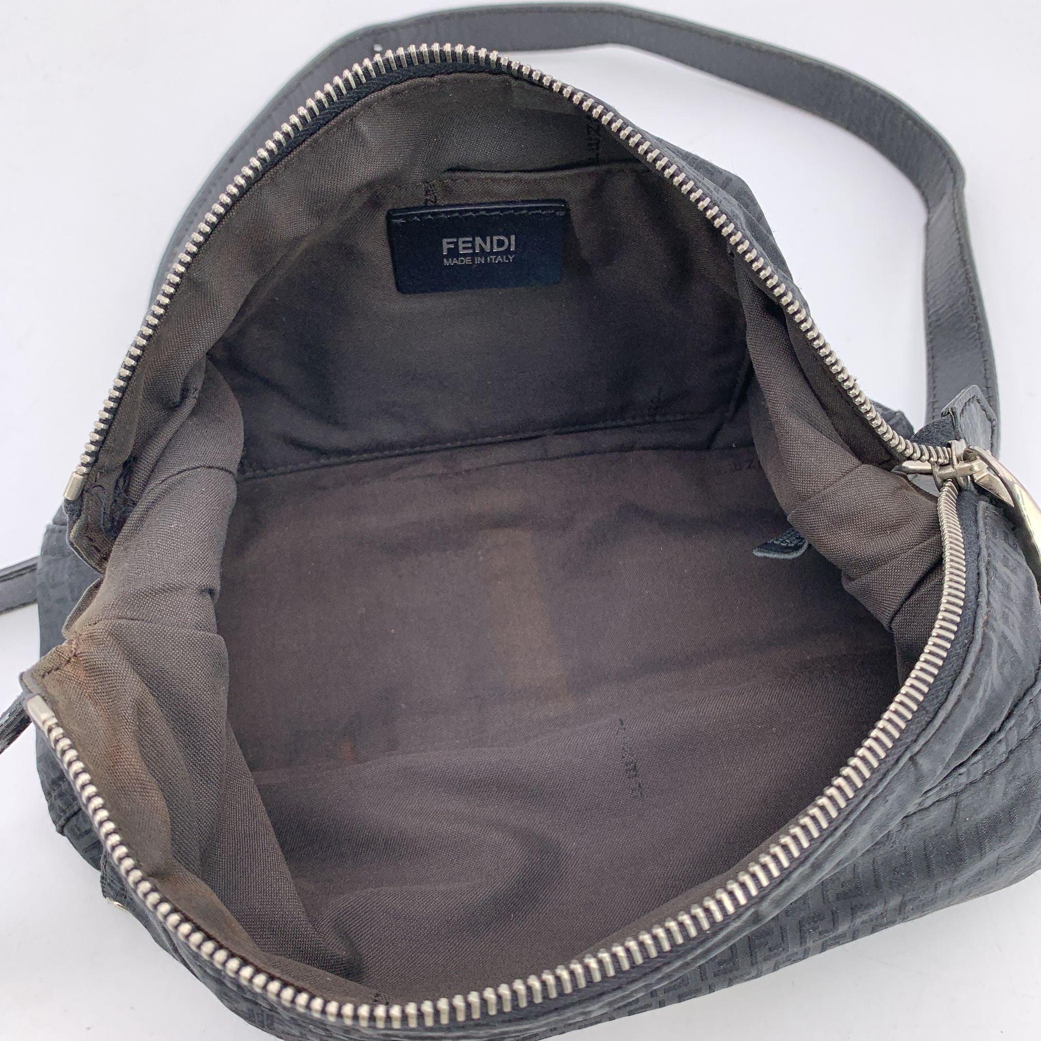 Fendi - Borsa a tracolla piccola in tela Monogram nera - Messenger in vendita 1