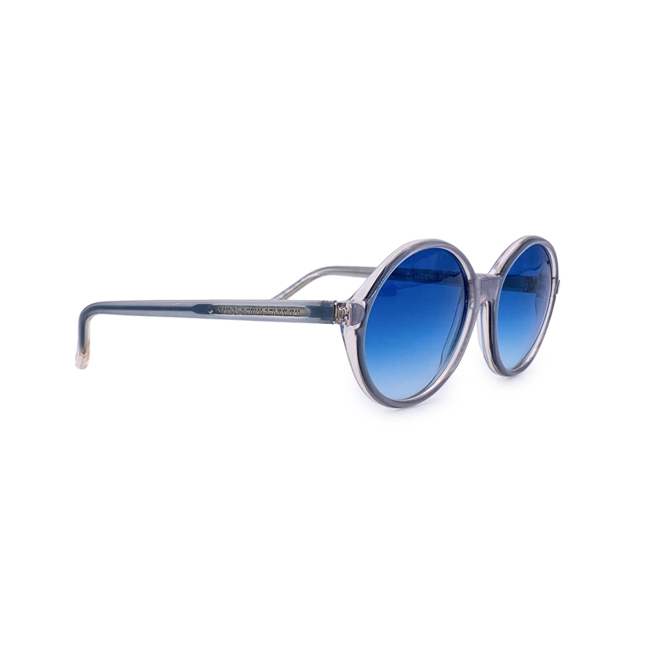 De la época dorada de la alta costura de los 80 nos llega una pieza tan enigmática como su nombre: estas Gafas de Sol Vintage Azul Polideno de Yves Saint Laurent son una auténtica encarnación de la feminidad audaz y el encanto atemporal. Fabricado