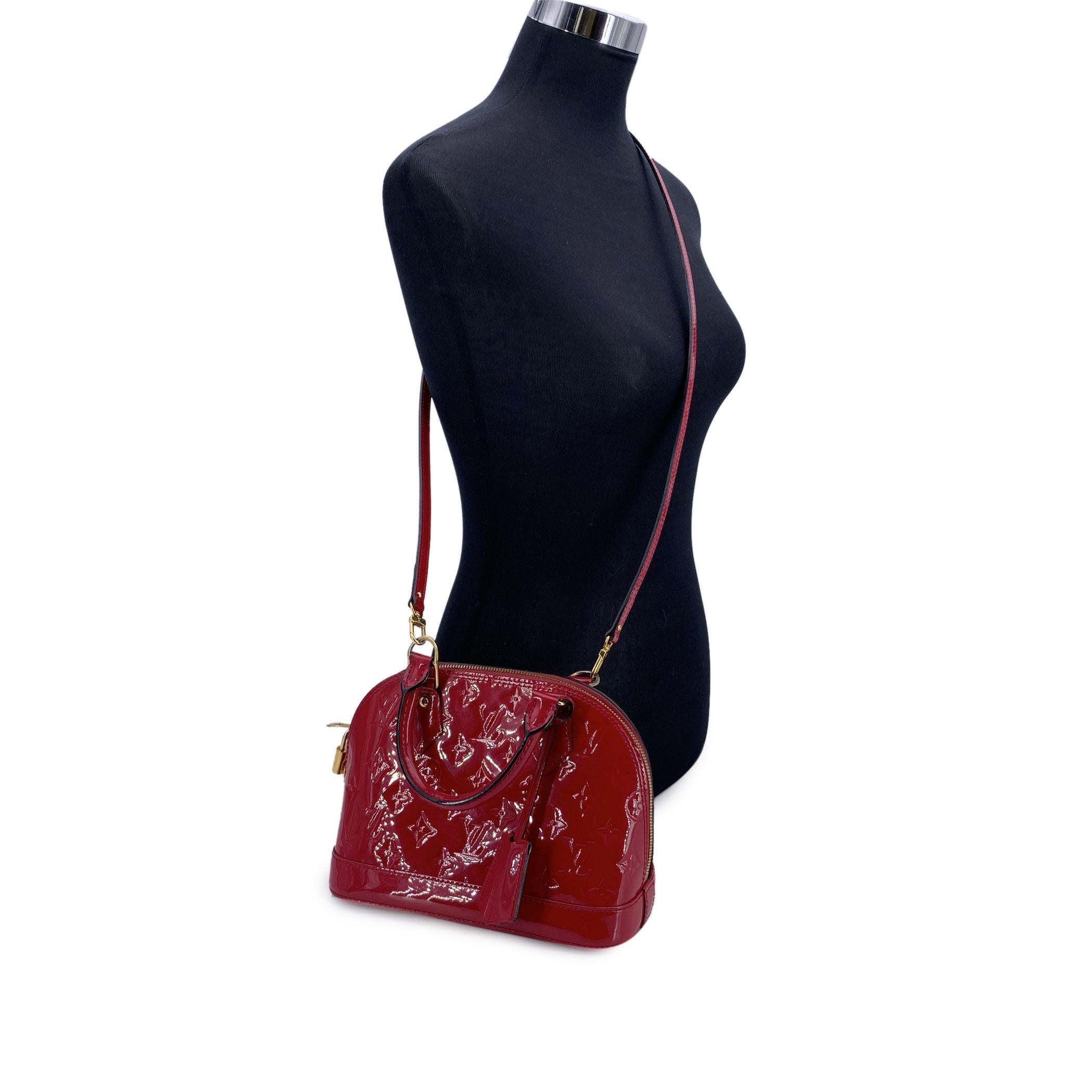 Ce magnifique sac sera accompagné d'un certificat d'authenticité fourni par Entrupy. Le certificat sera fourni sans frais supplémentaires. Un classique réimaginé dans un rouge audacieux et brillant - voici le Louis Vuitton Alma BB, où l'héritage