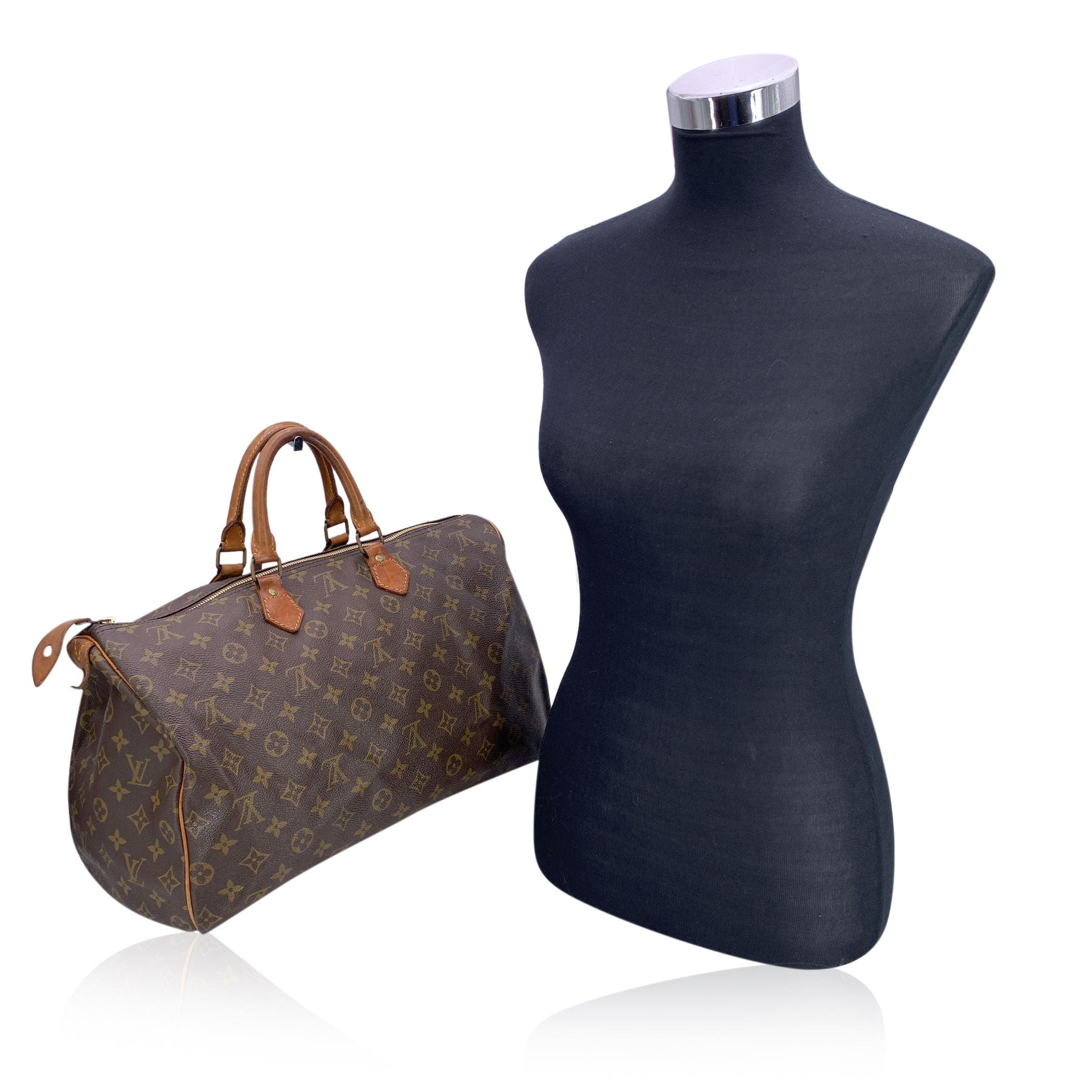 Verdadera piedra angular del legado de Louis Vuitton, el Speedy 40 es un bolso que no necesita presentación. Este modelo clásico -parte de la querida línea Monogram Canvas- ha sido durante mucho tiempo uno de los favoritos entre los coleccionistas