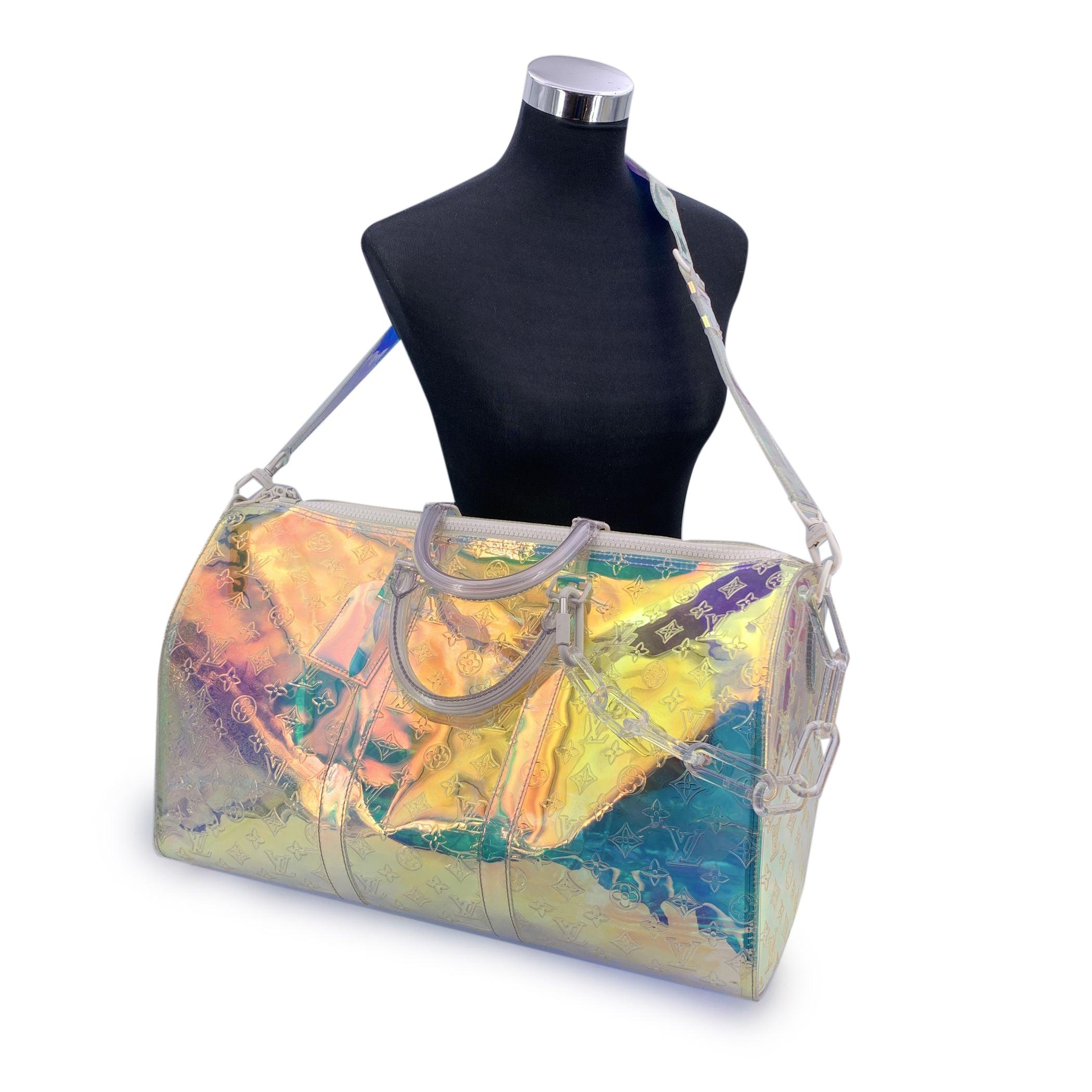 Este hermoso artículo vendrá con un Certificado de Autenticidad proporcionado por Entrupy. El certificado se entregará sin coste adicional Adéntrate en un mundo de vibrante innovación con esta cautivadora Prism Keepall Bandoulière 50 de Louis