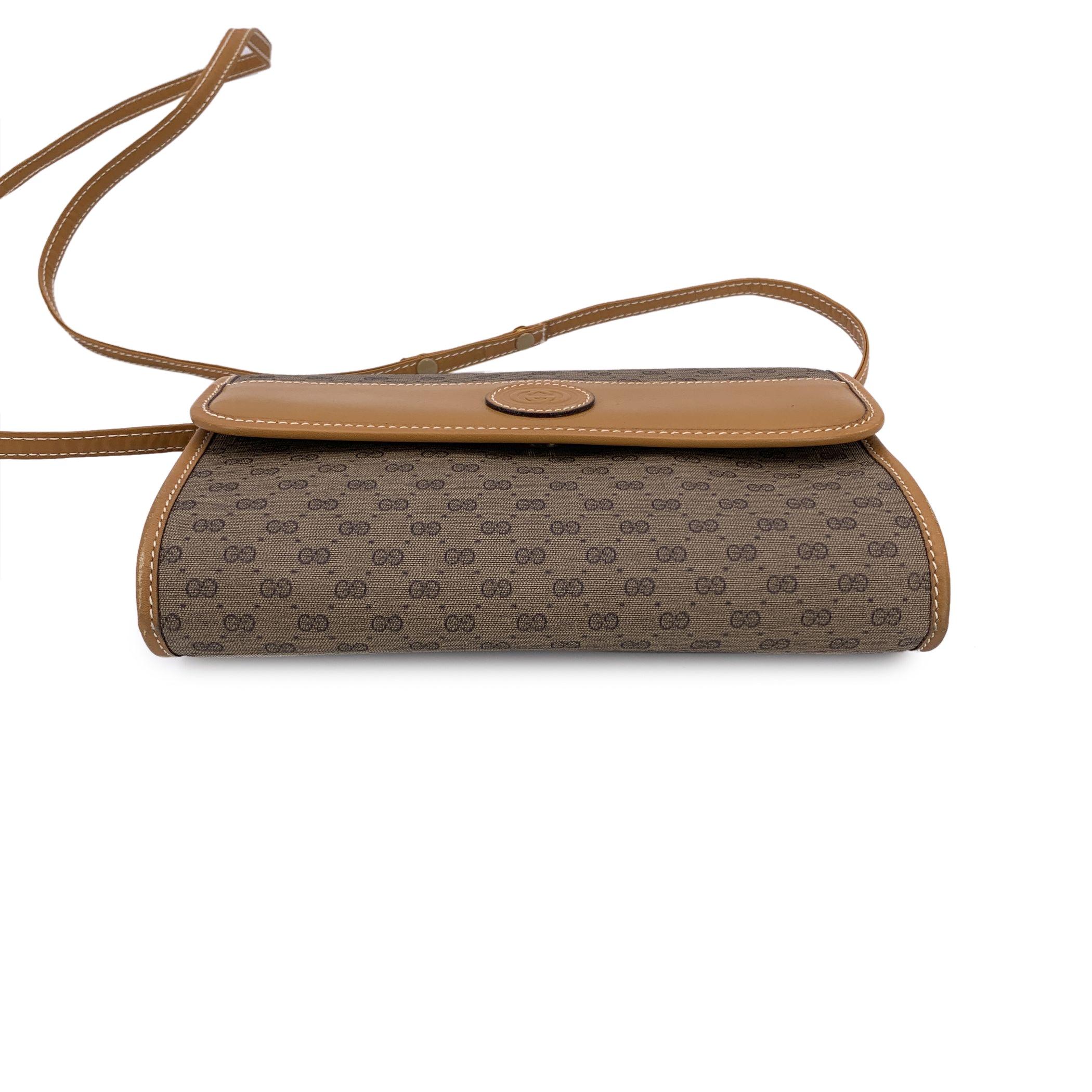 Gucci Vintage Beige Monogram Canvas Small Convertible Crossbody Bag im Zustand „Gut“ im Angebot in Rome, Rome