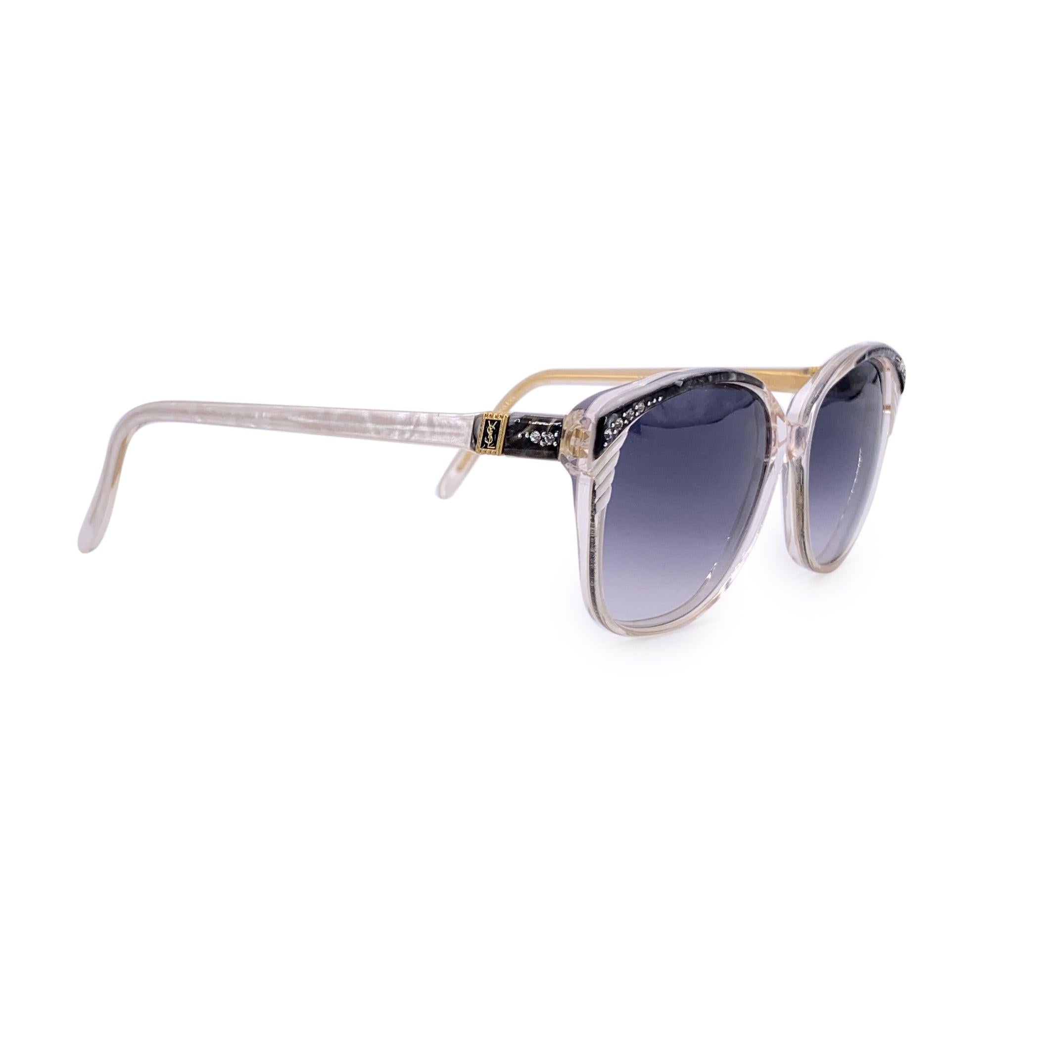 Auténtica declaración de elegancia vanguardista, estas gafas de sol vintage Yves Saint Laurent, modelo SOPHOCLE, son un raro hallazgo de la época dorada de las gafas de alta costura francesas. Fabricada a mano en Francia, la montura de acetato