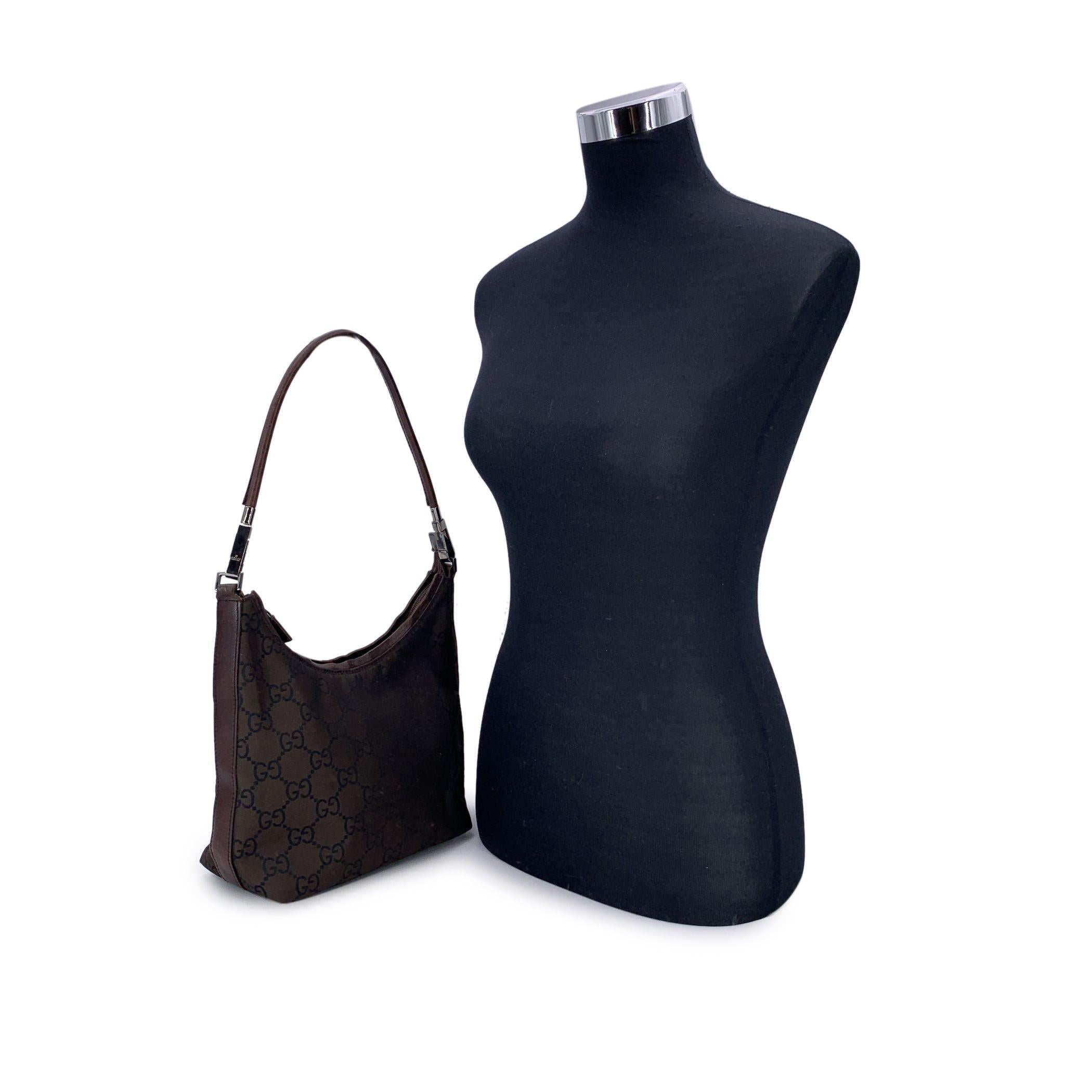 Diese geräumige und mühelos elegante Vintage Gucci Hobo Umhängetasche ist aus klassischem braunem GG Monogram Canvas gefertigt und mit braunen Lederbesätzen verziert. Seine entspannte Silhouette und sein geräumiger Innenraum machen ihn zum perfekten