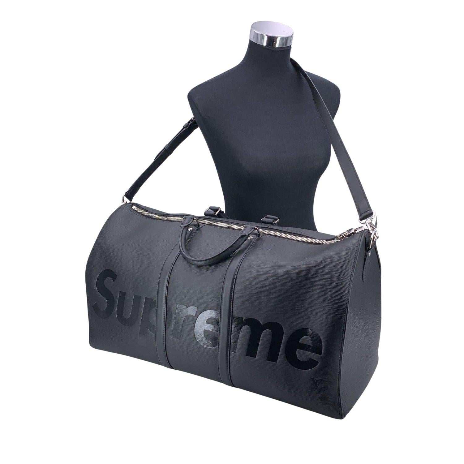 Dieser schöne Artikel wird mit einem Echtheitszertifikat von Entrupy geliefert. Das Zertifikat wird ohne weitere Kosten zur Verfügung gestellt Die Louis Vuitton x Supreme Keepall Bandoulière 55 in Noir Black aus der bahnbrechenden Kollektion 2017