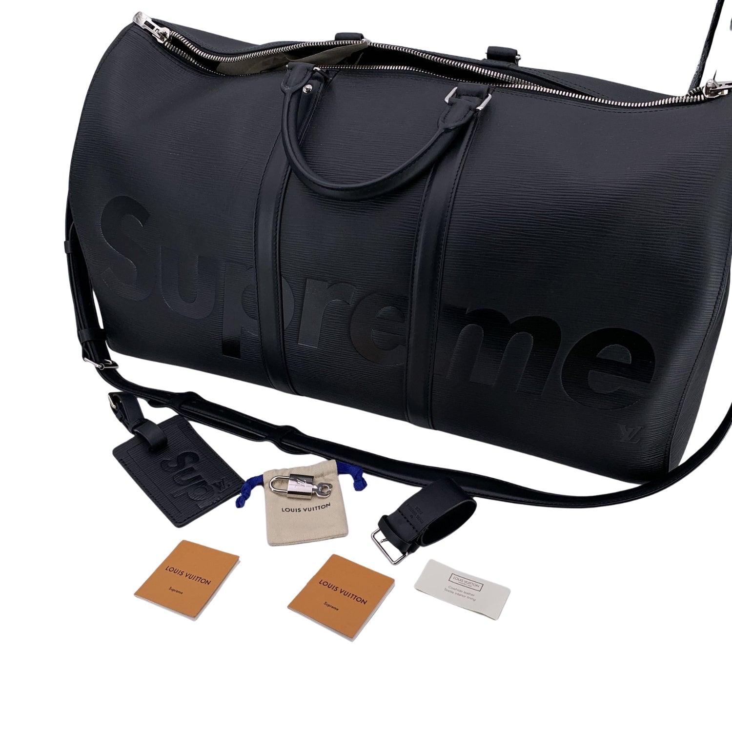 Louis Vuitton x Supreme Schwarz Epi Keepall Bandouliere 55 Duffle Bag im Zustand „Hervorragend“ im Angebot in Rome, Rome