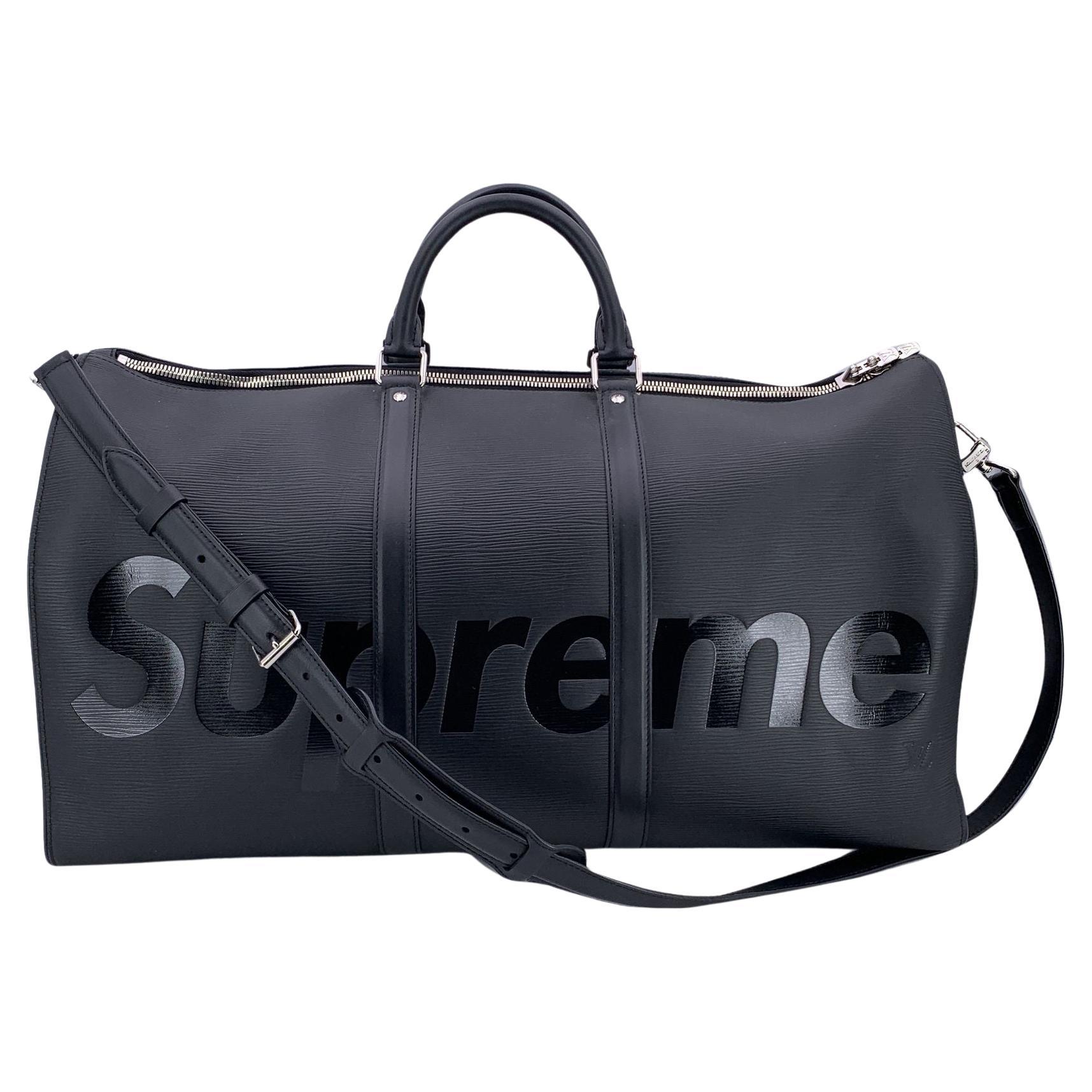 Louis Vuitton x Supreme Schwarz Epi Keepall Bandouliere 55 Duffle Bag im Angebot