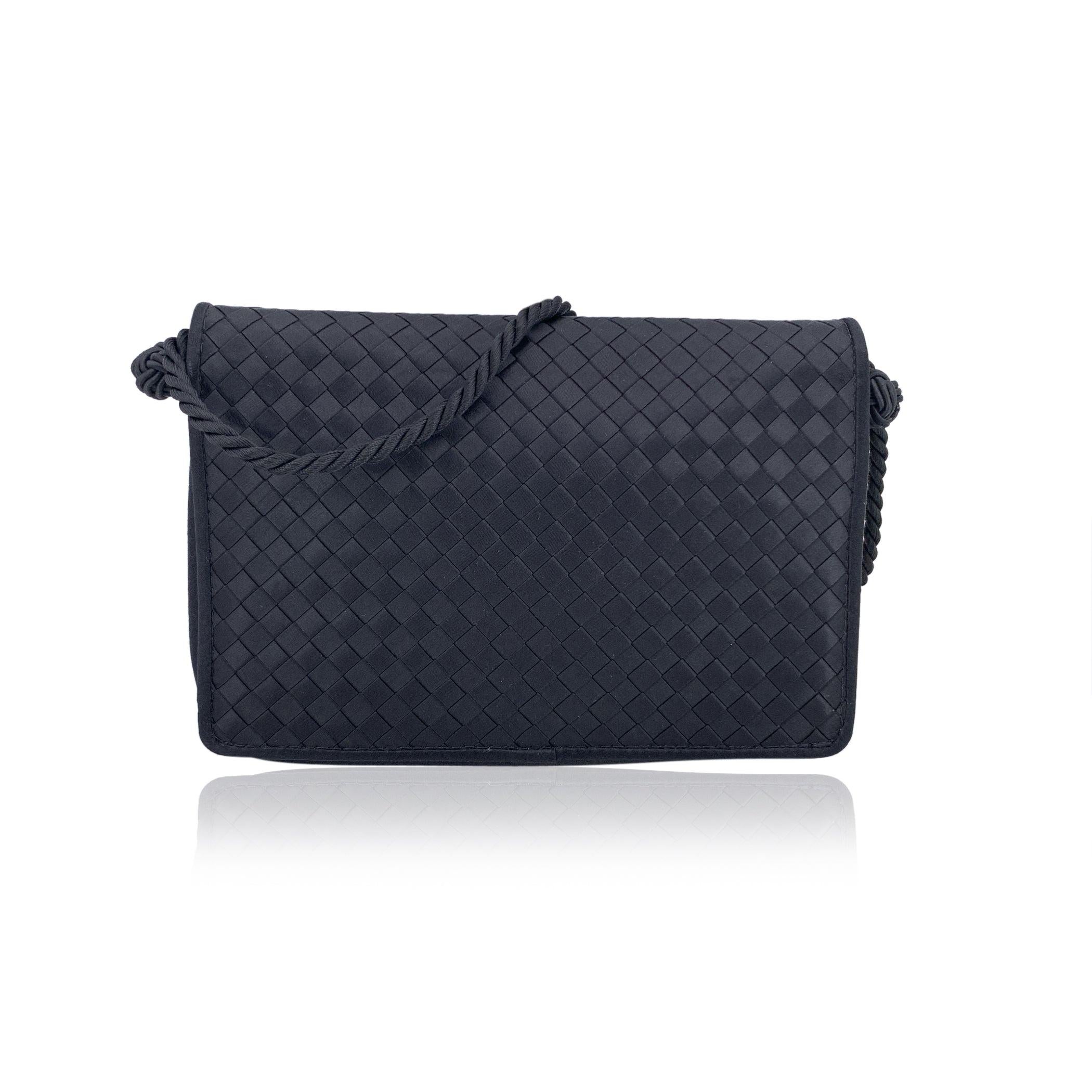 Noir Bottega Veneta - Mini sac de soirée en satin tissé Intrecciato noir en vente