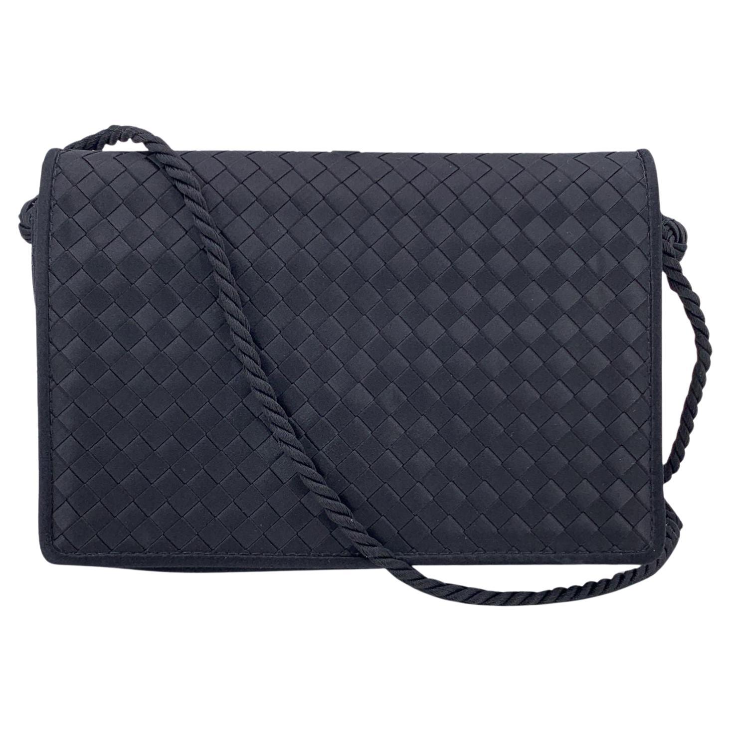 Bottega Veneta - Mini sac de soirée en satin tissé Intrecciato noir en vente